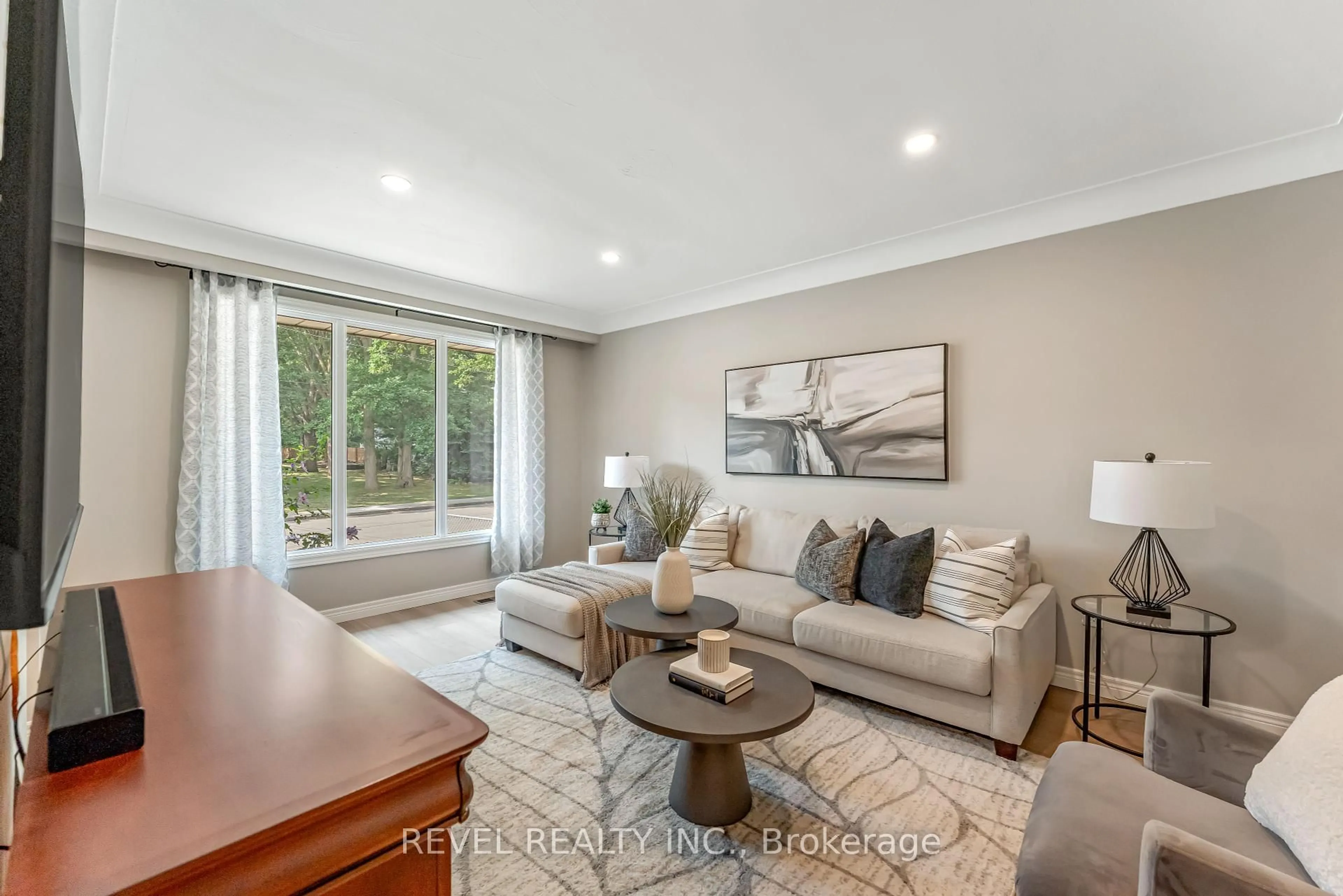 Living room with furniture, unknown for 323 Hixon Rd, Hamilton Ontario L8K 2C8