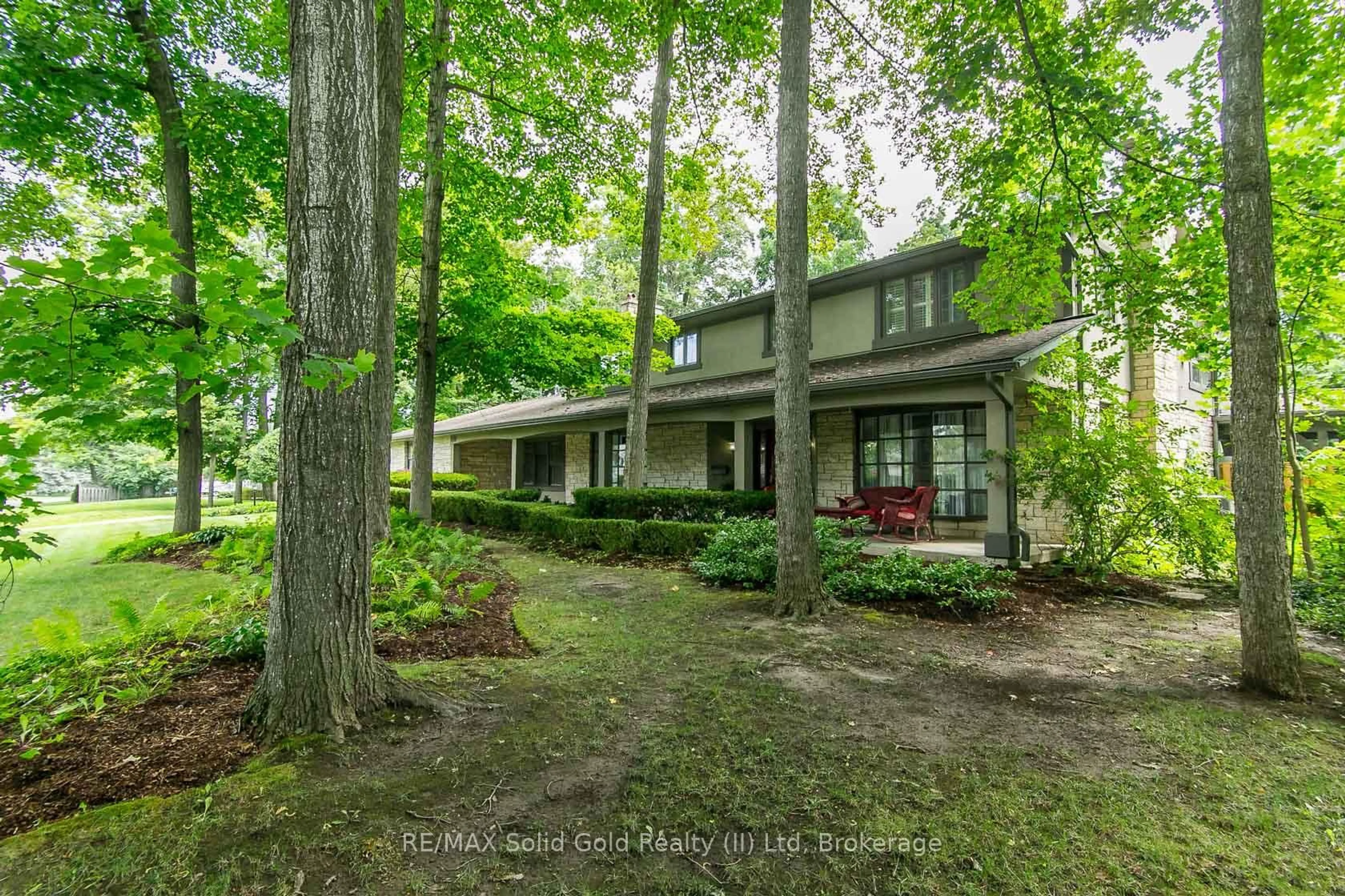 A pic from outside/outdoor area/front of a property/back of a property/a pic from drone, unknown for 358 Green Acres Dr, Waterloo Ontario N2K 1Z1