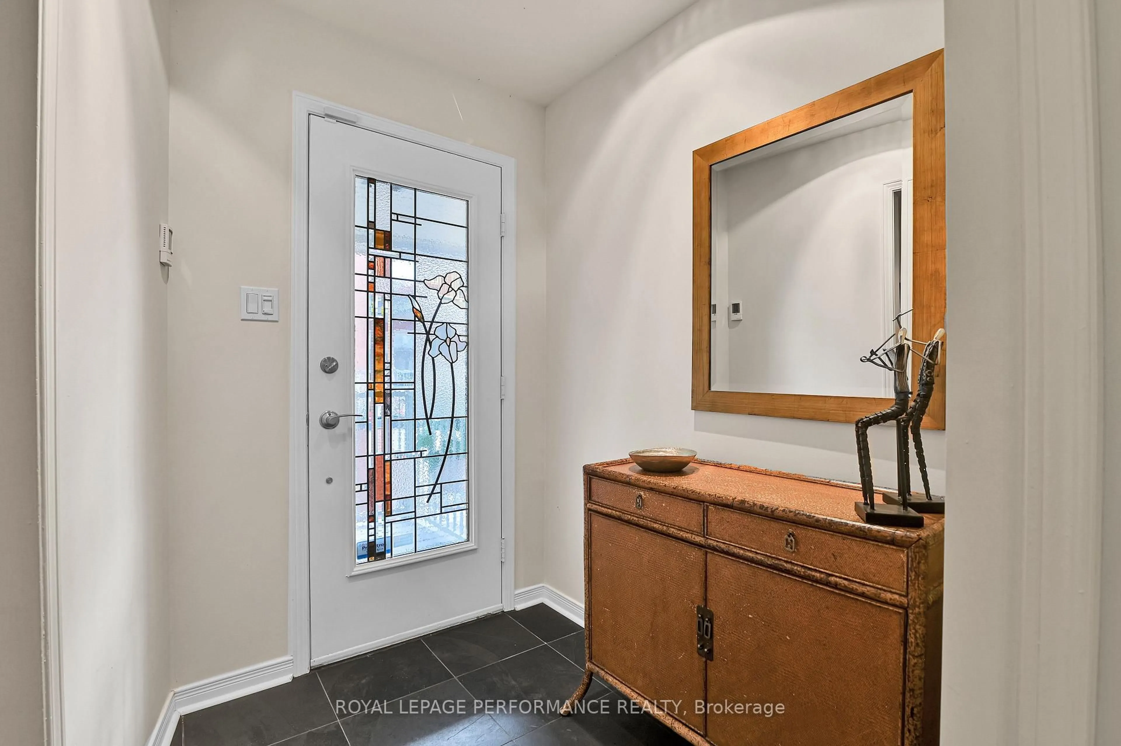 Indoor entryway for 250 Fountain Pl #130E, Ottawa Ontario K1N 9N7