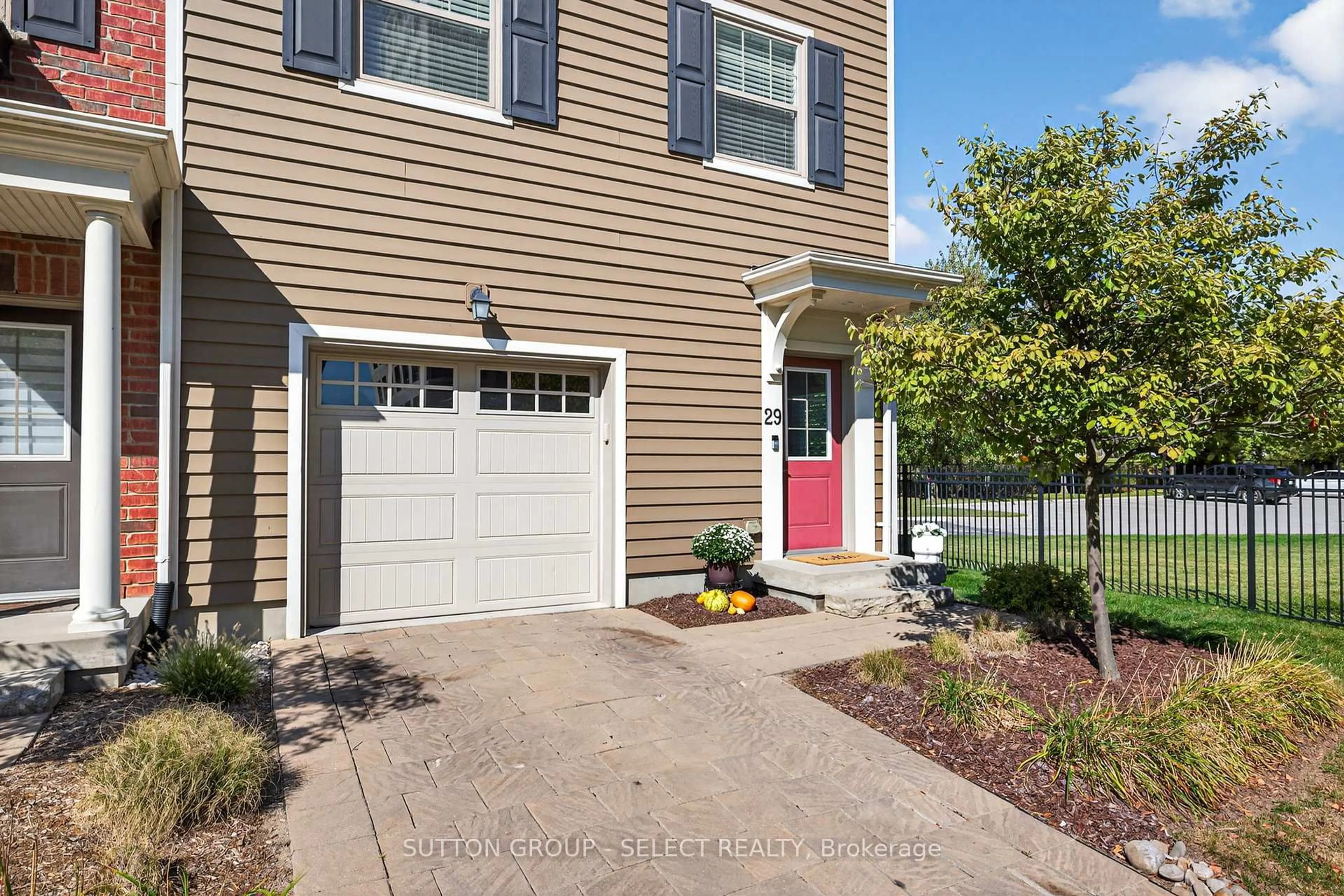 Home with vinyl exterior material, street for 1040 CORONATION Dr #29, London North Ontario N6H 0B5