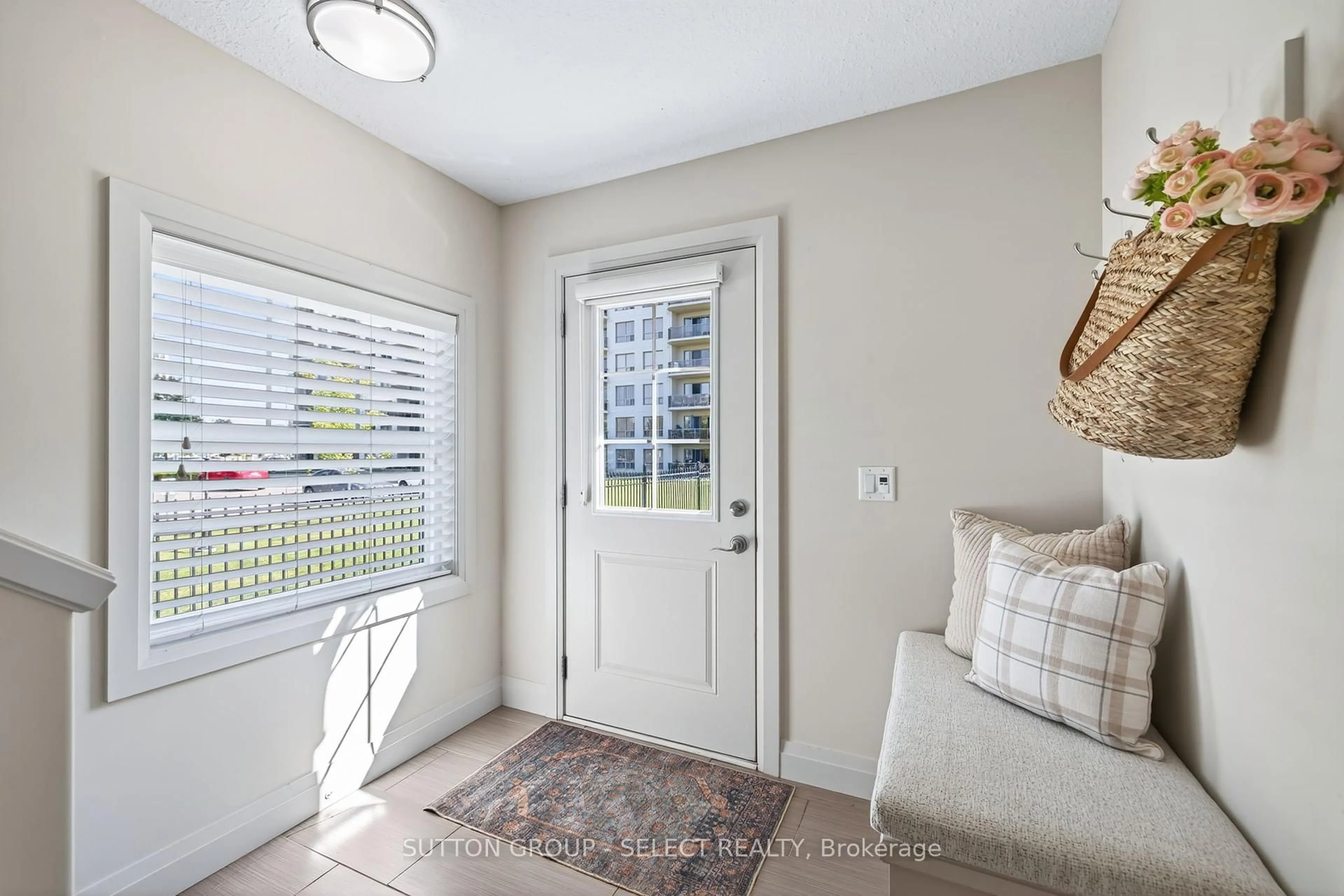 Indoor entryway for 1040 CORONATION Dr #29, London North Ontario N6H 0B5
