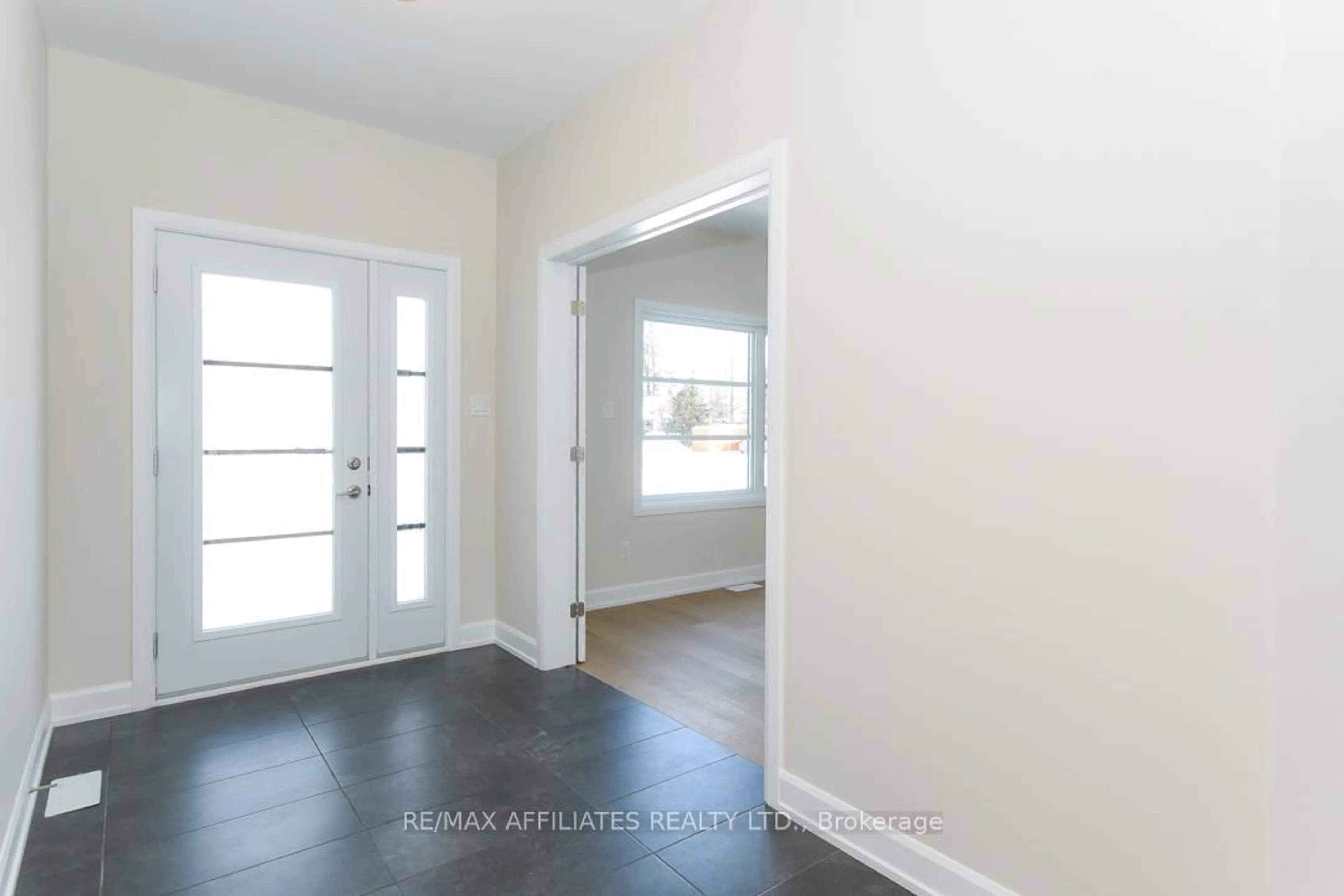 Indoor entryway for 1060 Chablis Cres, Russell Ontario K0A 1W0