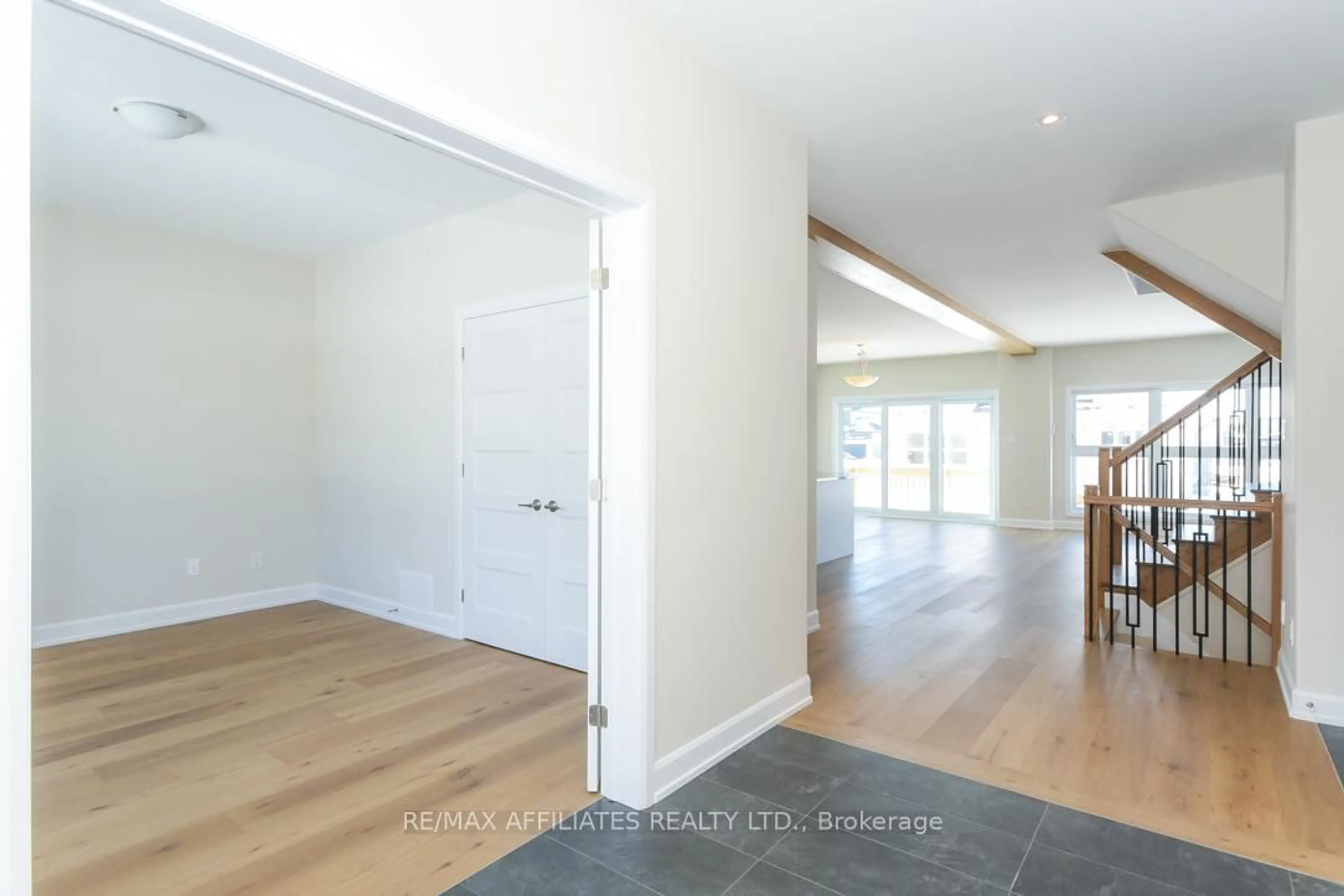 Indoor entryway for 1060 Chablis Cres, Russell Ontario K0A 1W0