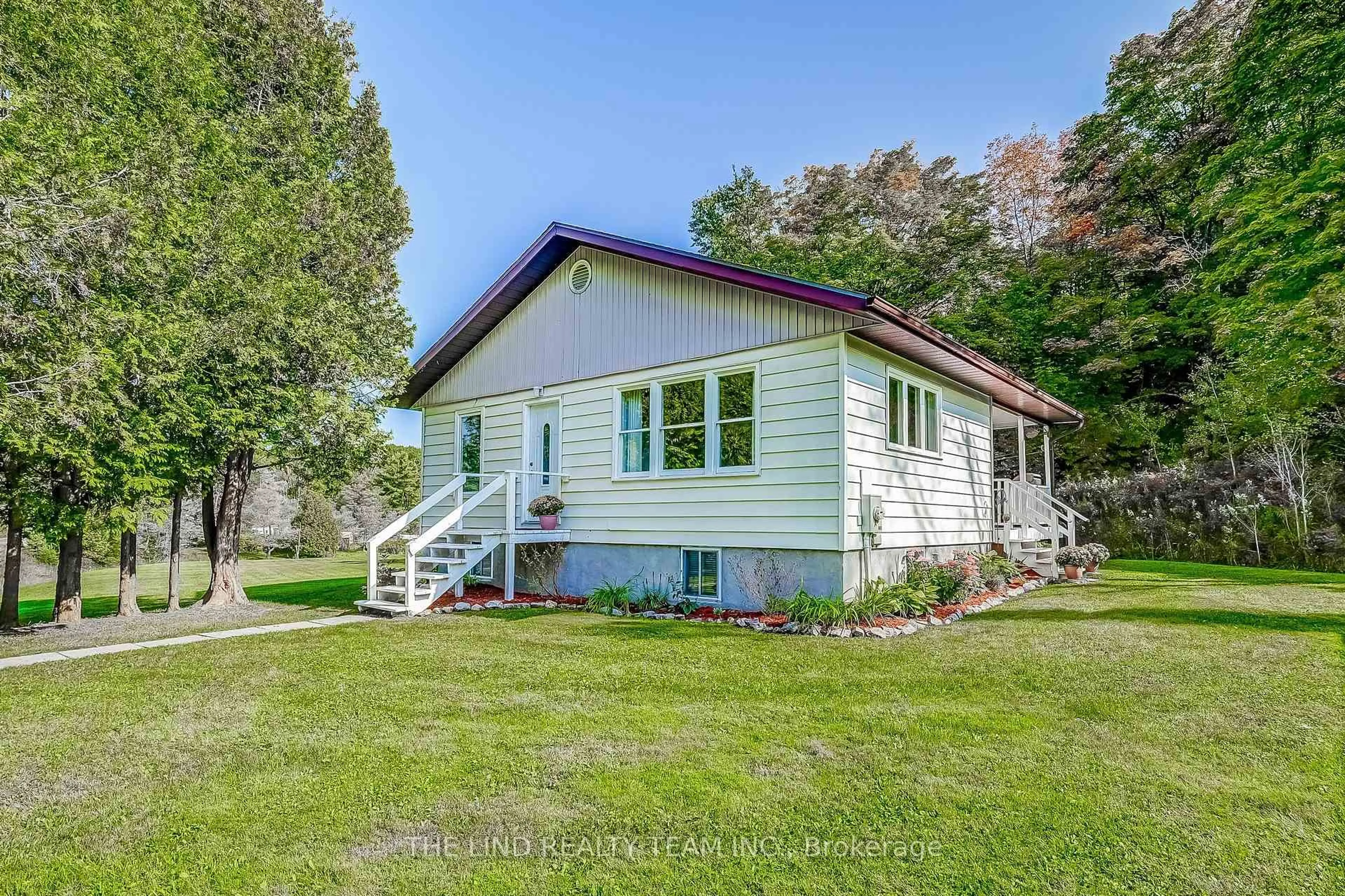 Home with vinyl exterior material, unknown for 949 Raymond Rd, Muskoka Lakes Ontario P0B 1M0