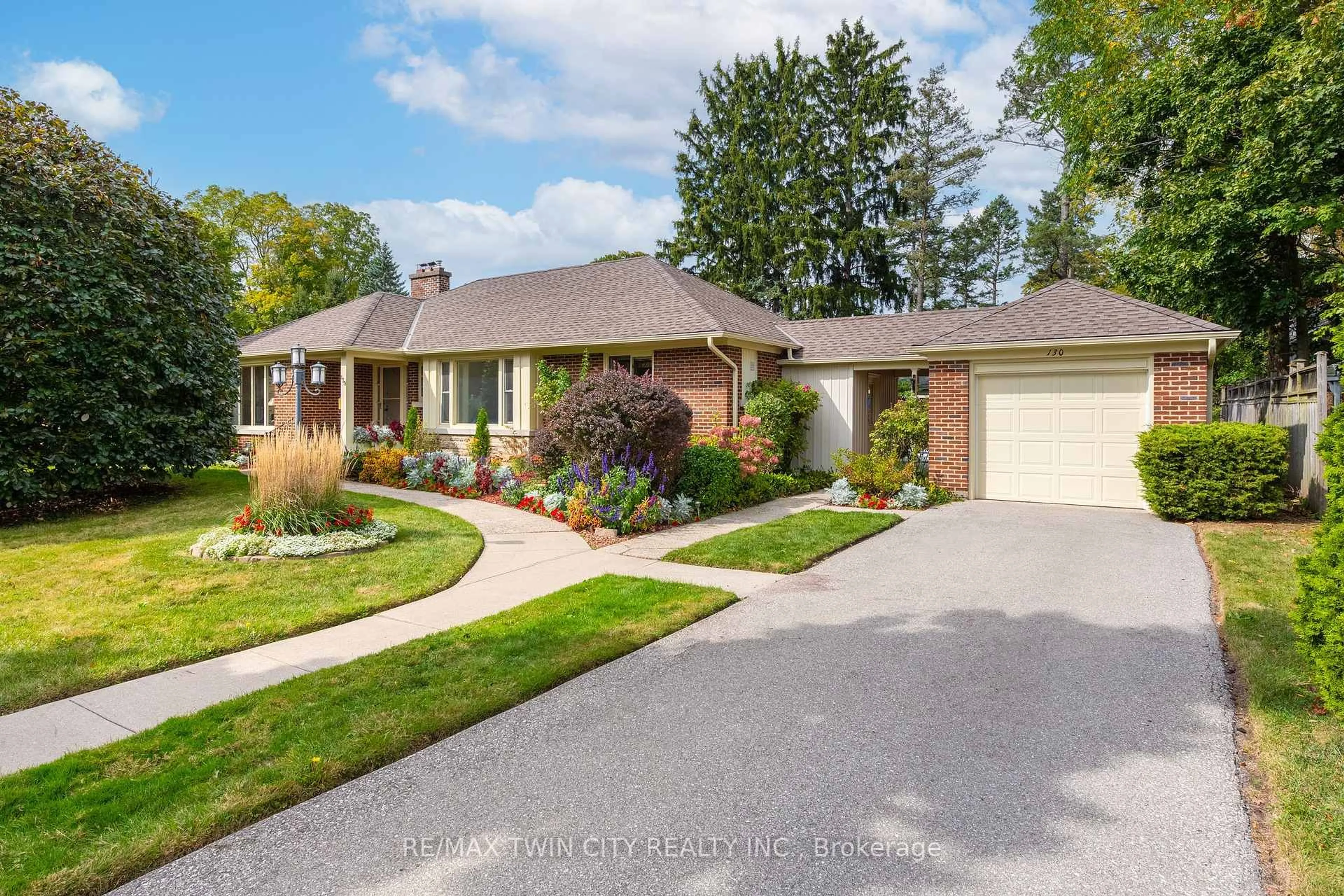 Home with brick exterior material, street for 130 Highland Park, Cambridge Ontario N3H 3H4