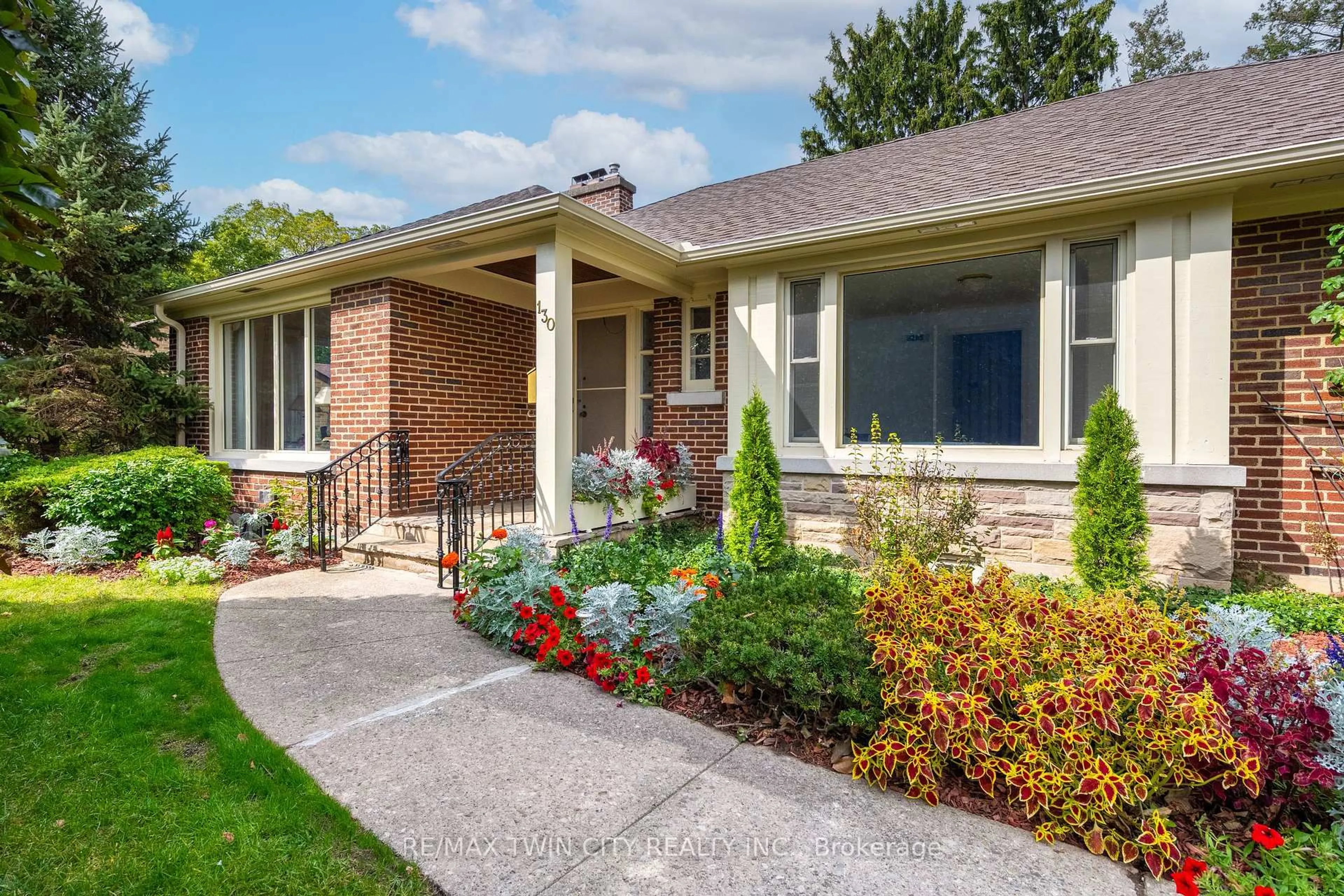 Home with brick exterior material, street for 130 Highland Park, Cambridge Ontario N3H 3H4