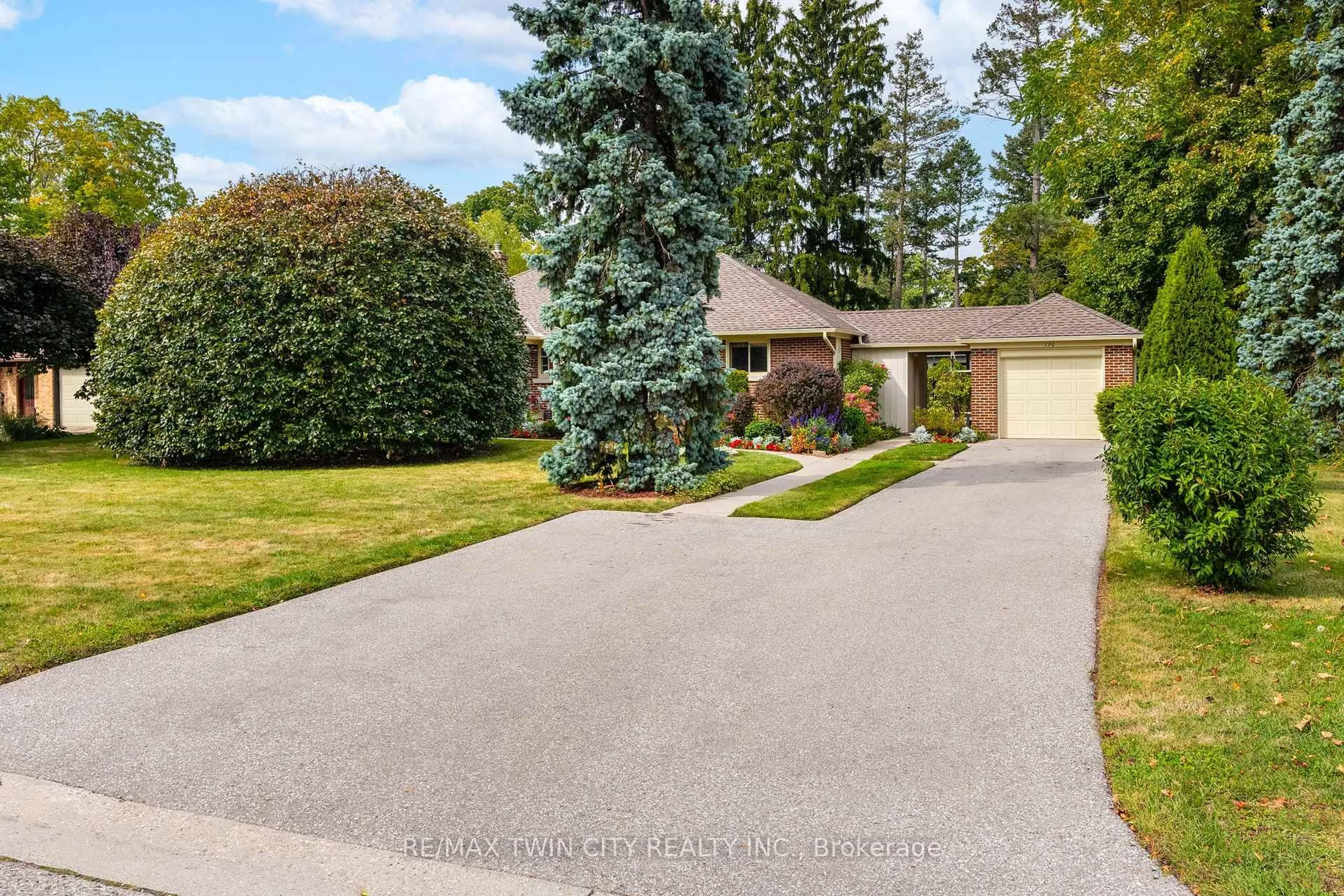 A pic from outside/outdoor area/front of a property/back of a property/a pic from drone, street for 130 Highland Park, Cambridge Ontario N3H 3H4