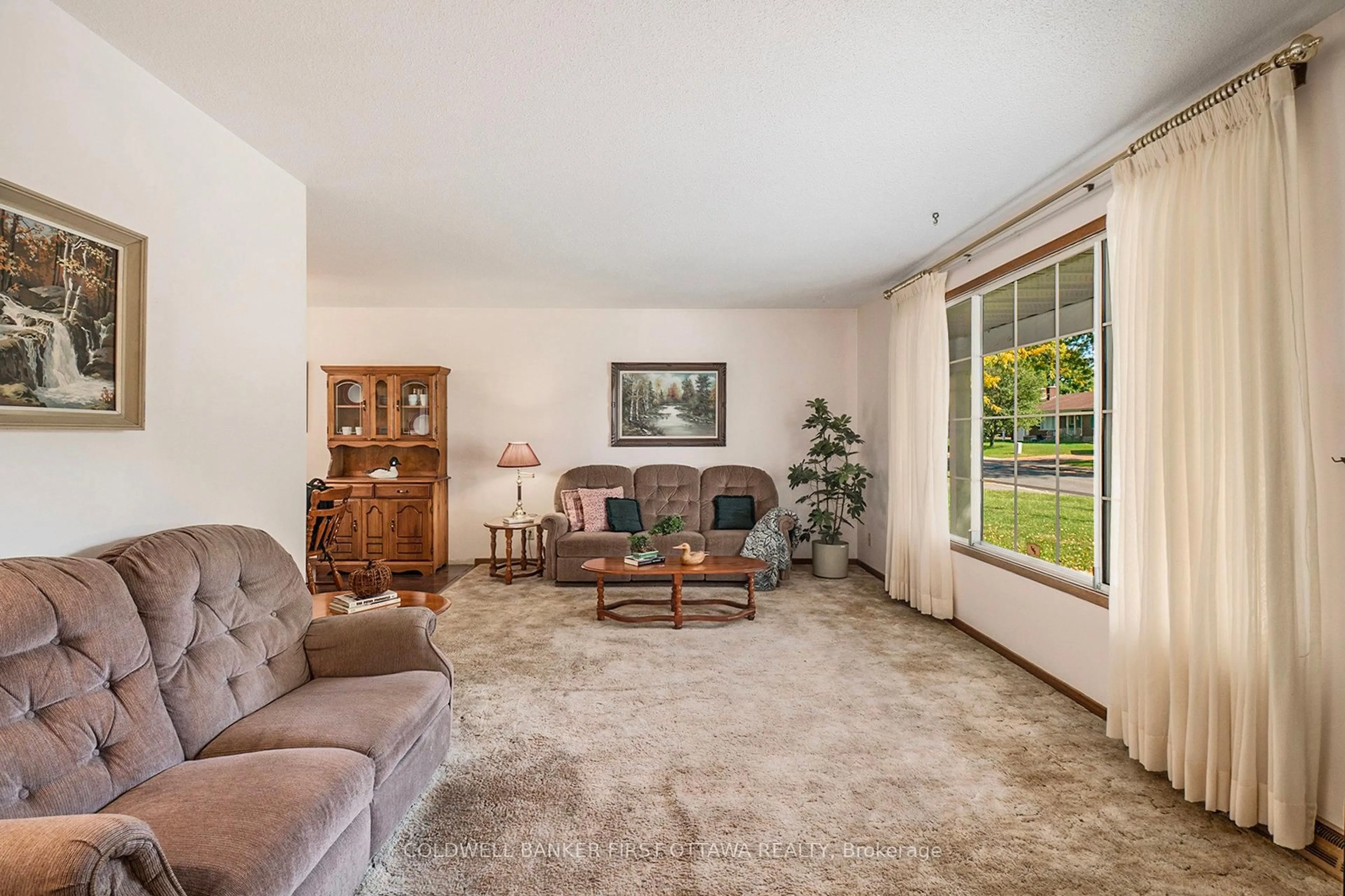 Living room with furniture, unknown for 521 Ridgewood Dr, Cornwall Ontario K6H 5Z6