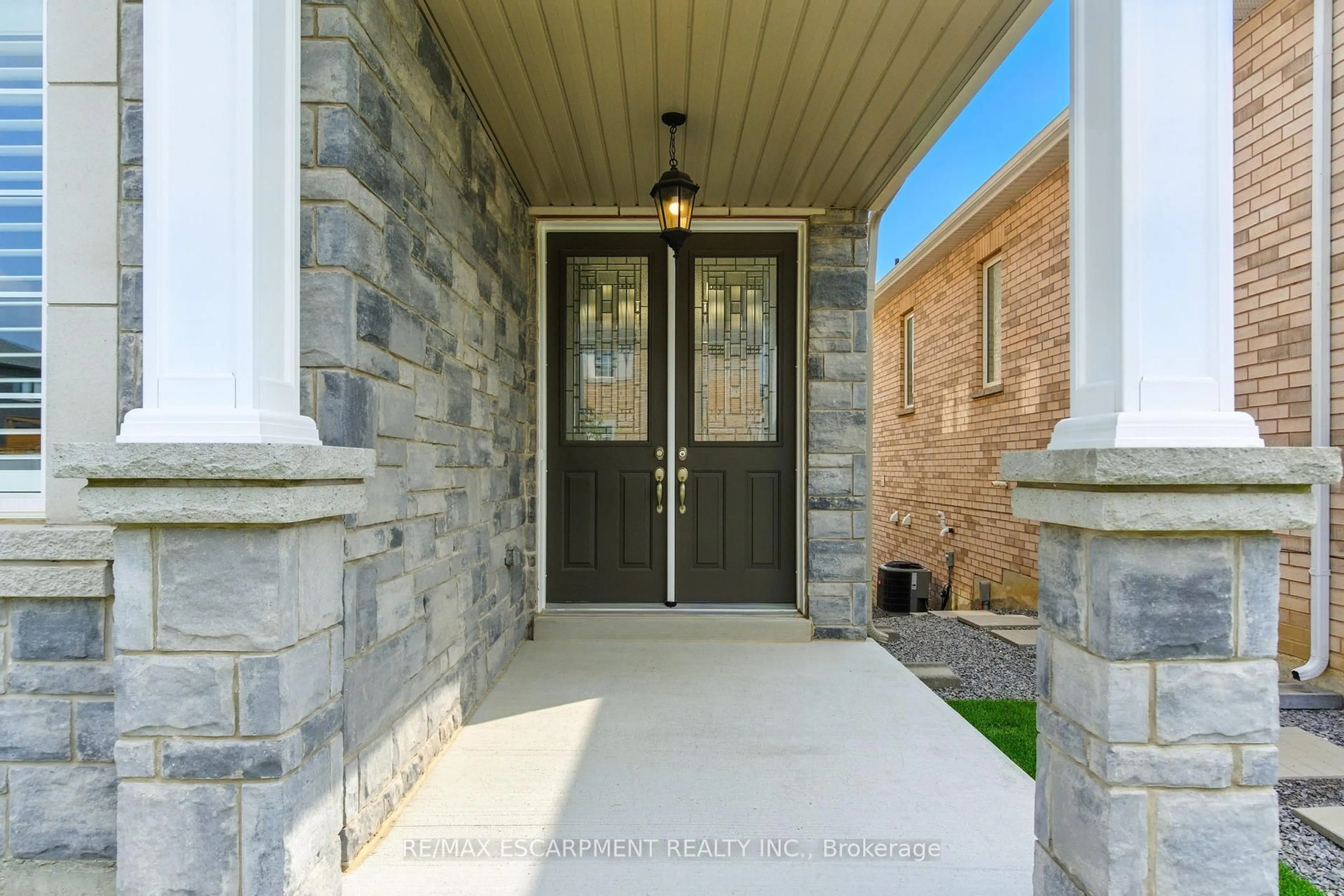 Indoor entryway for 15 Robarts Dr, Hamilton Ontario L9K 0H6