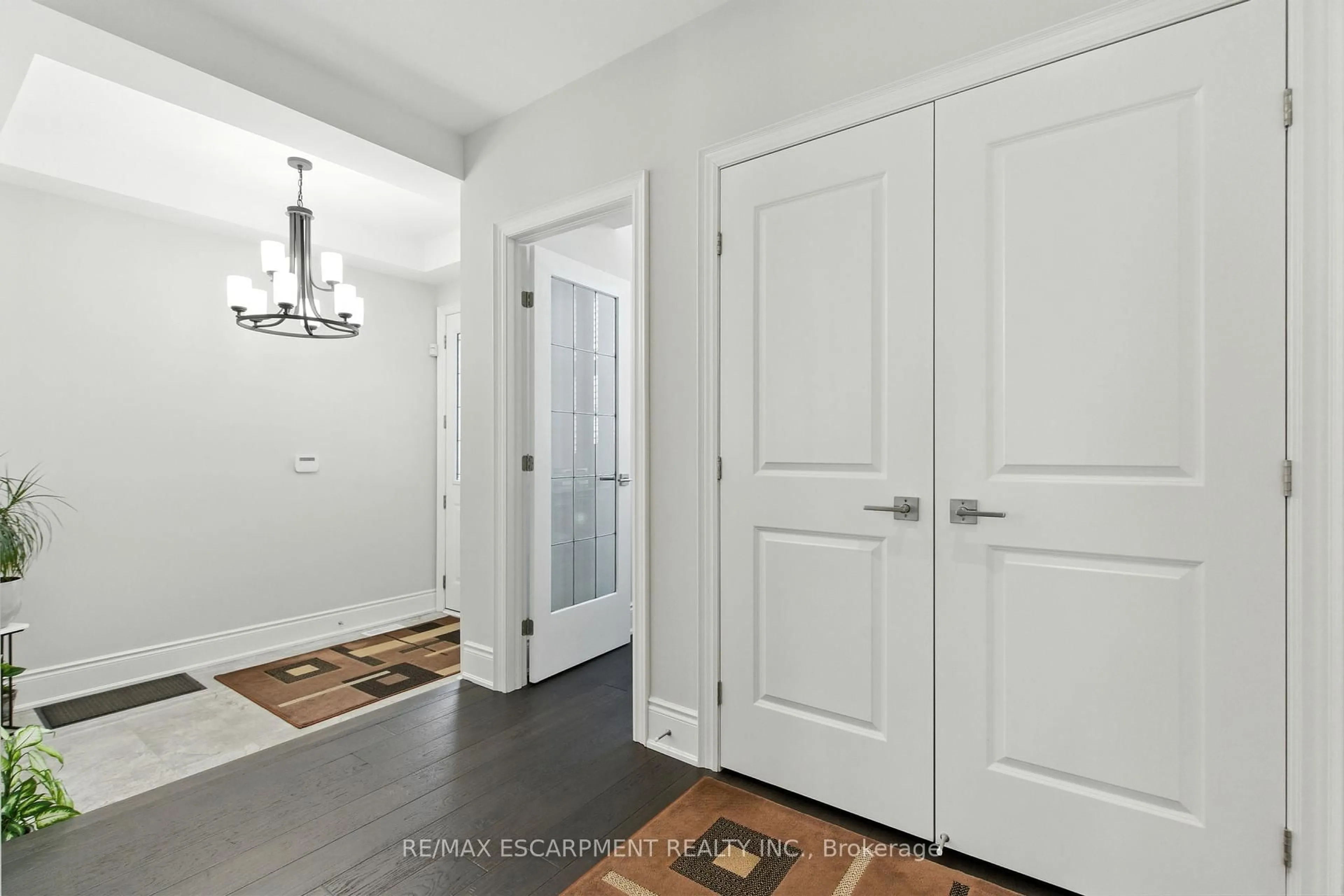 Indoor entryway for 15 Robarts Dr, Hamilton Ontario L9K 0H6