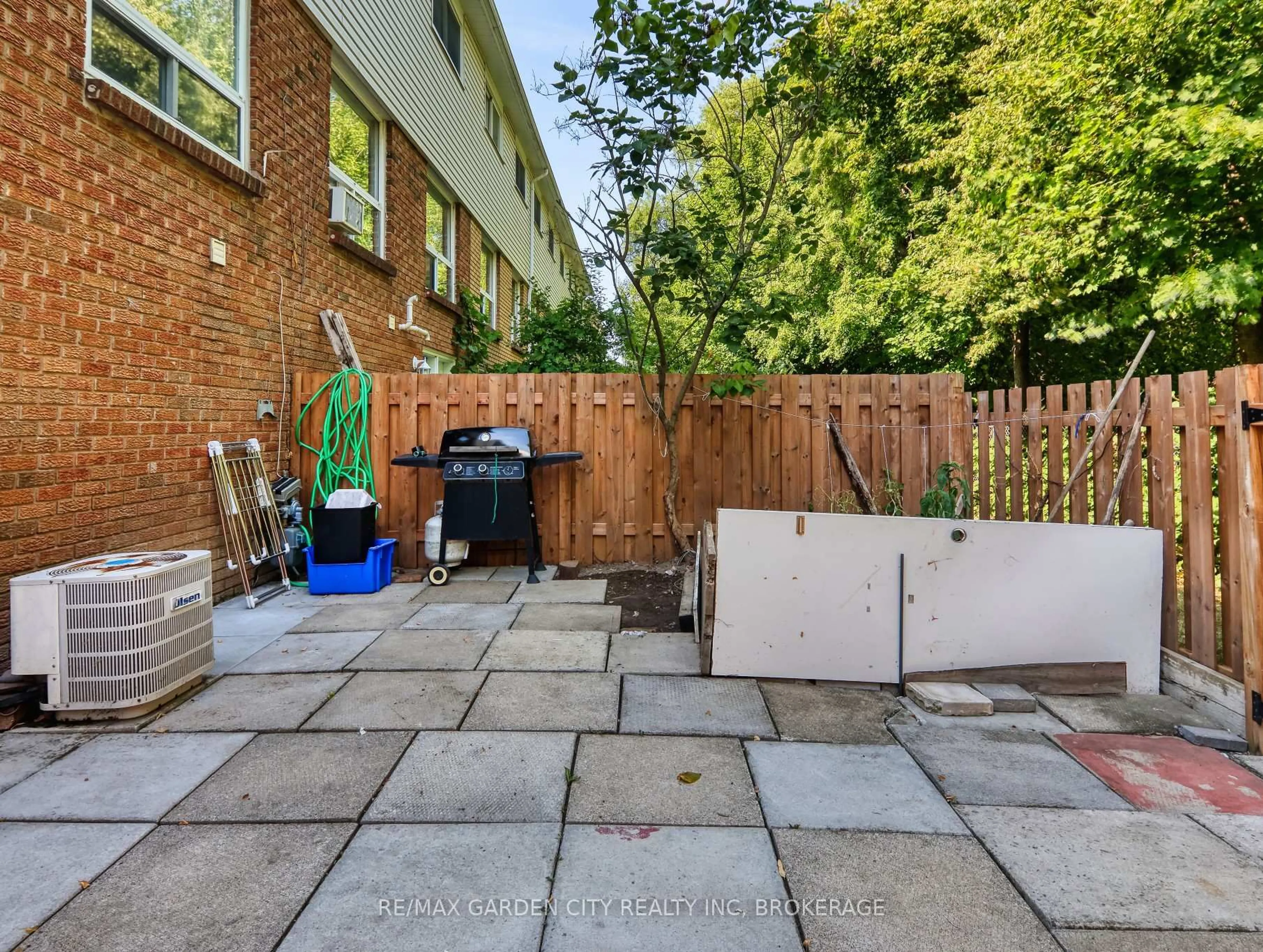 Patio, street for 286 Cushman Rd #40, St. Catharines Ontario L2M 6Z2