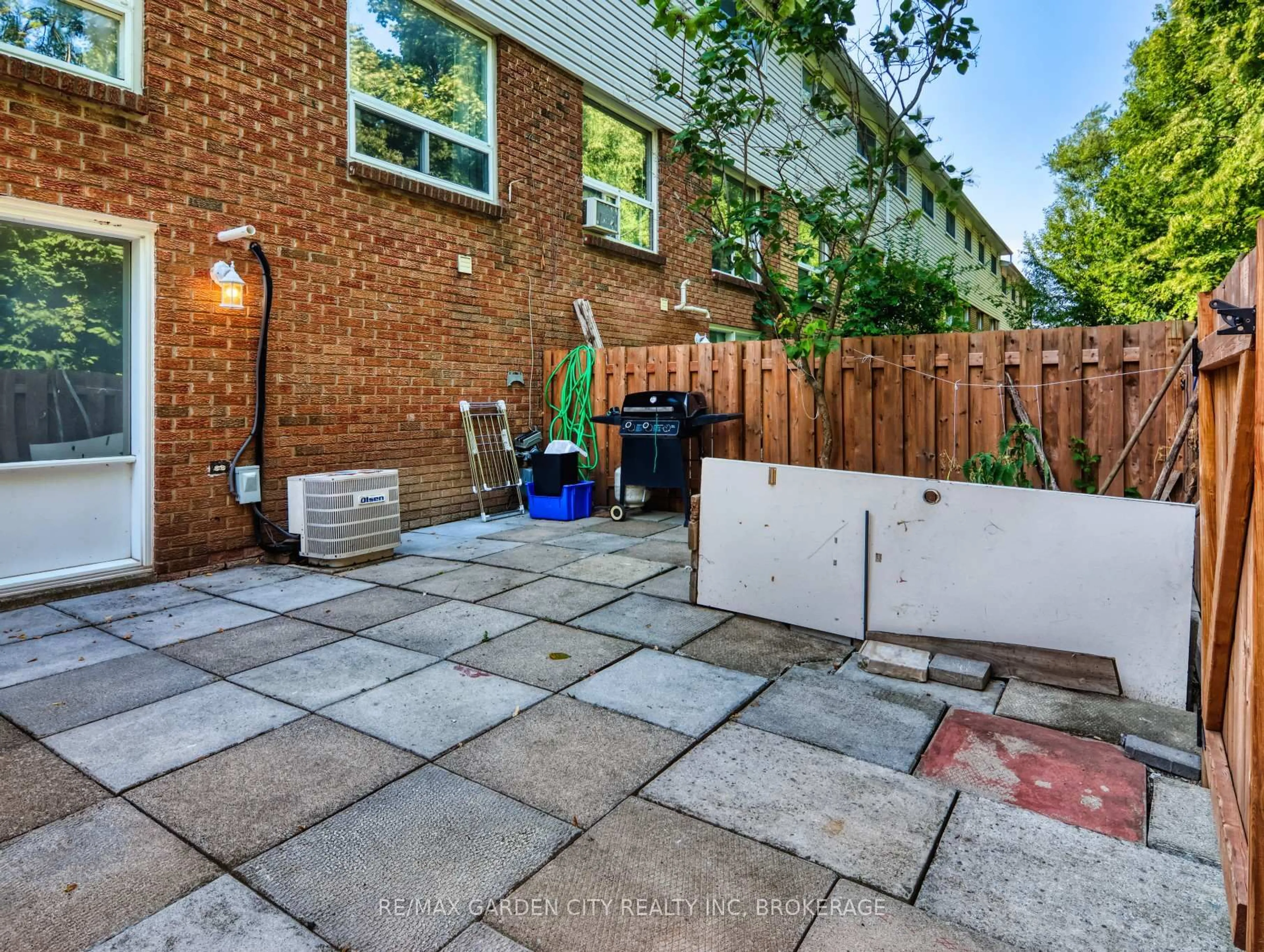Patio, street for 286 Cushman Rd #40, St. Catharines Ontario L2M 6Z2