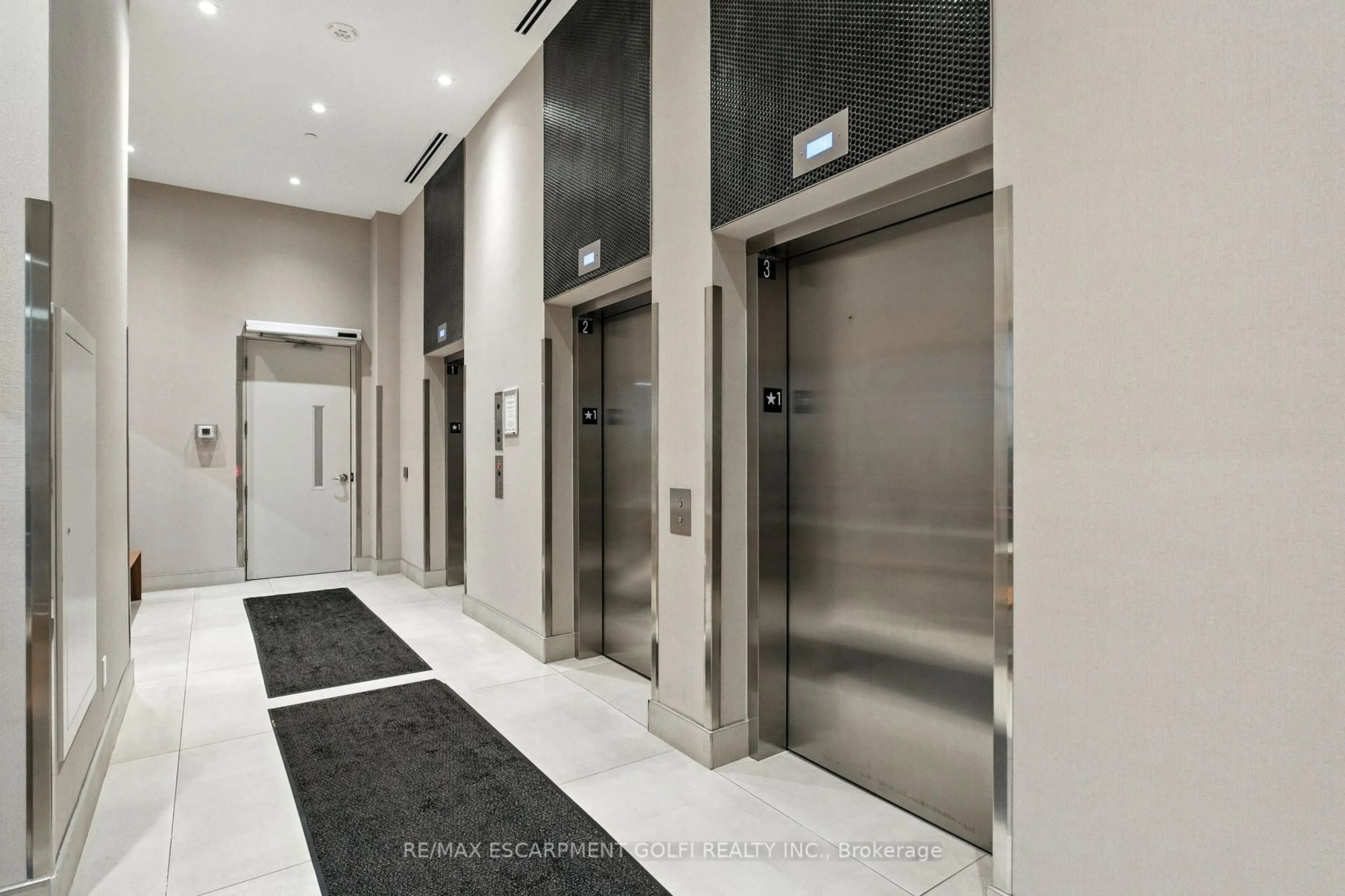 Indoor foyer for 212 King William St #1209, Hamilton Ontario L8N 1B5