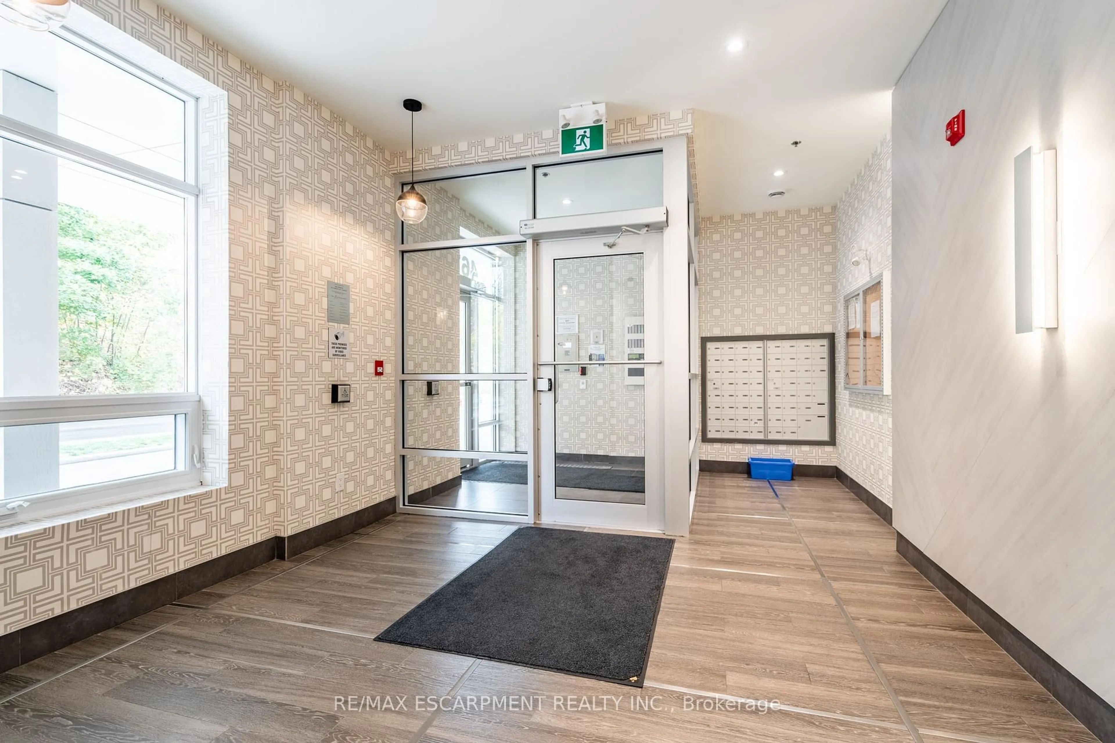 Indoor foyer for 467 Charlton Ave #308, Hamilton Ontario L8N 0B3