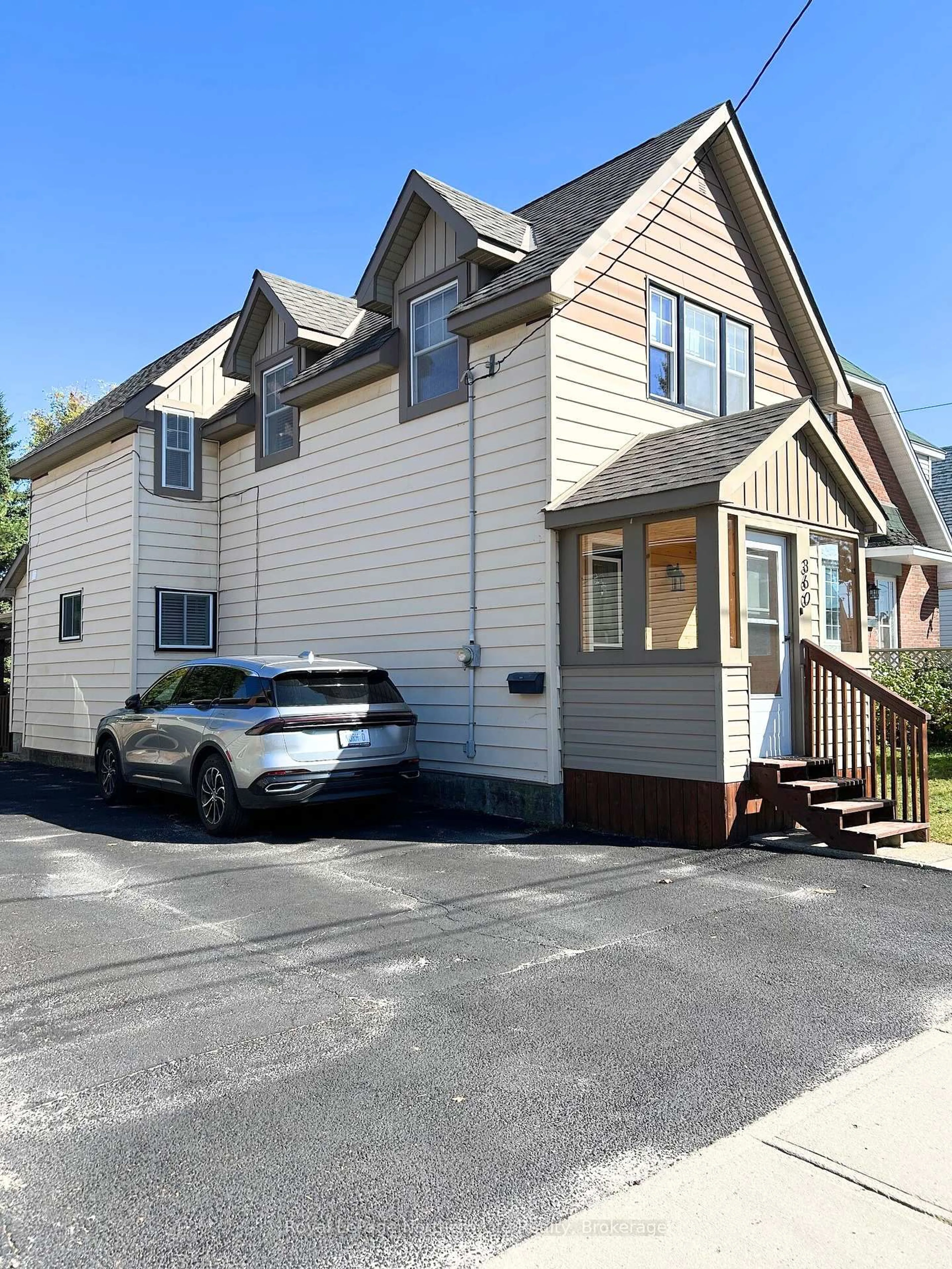Home with vinyl exterior material, street for 360 Worthington St, North Bay Ontario P1B 3B6