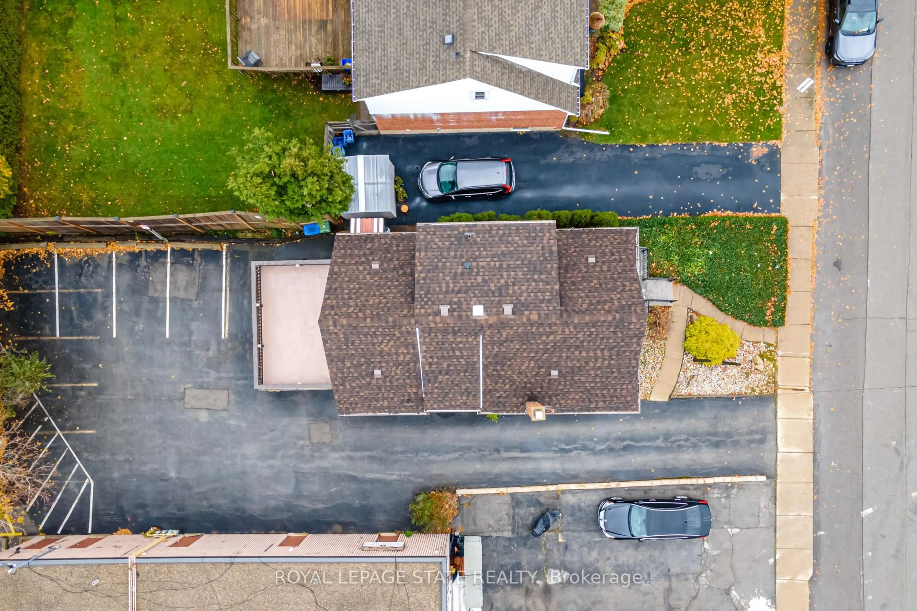 A pic from outside/outdoor area/front of a property/back of a property/a pic from drone, street for 15 Empress Ave, Hamilton Ontario L9A 1M1