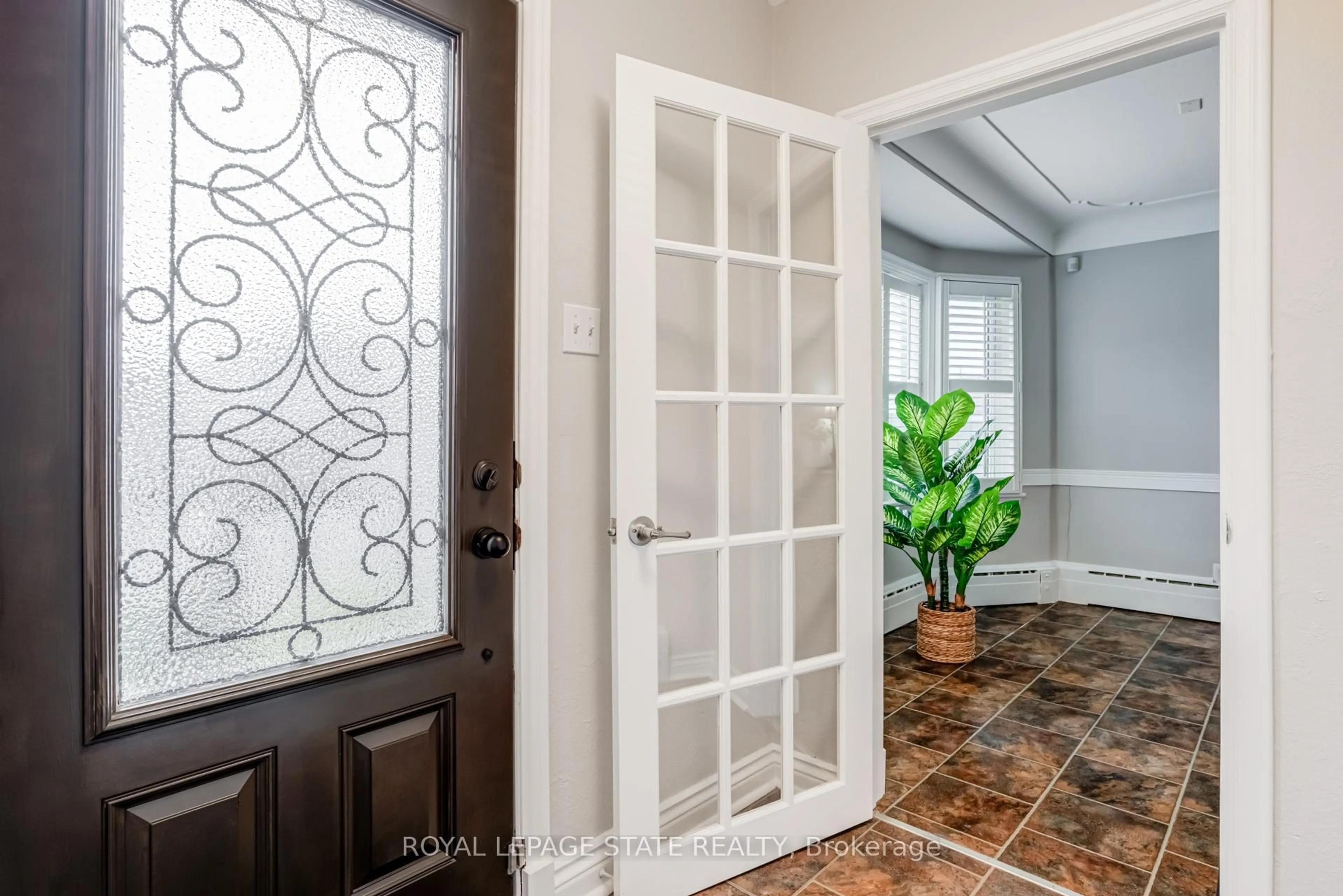 Indoor entryway for 15 Empress Ave, Hamilton Ontario L9A 1M1