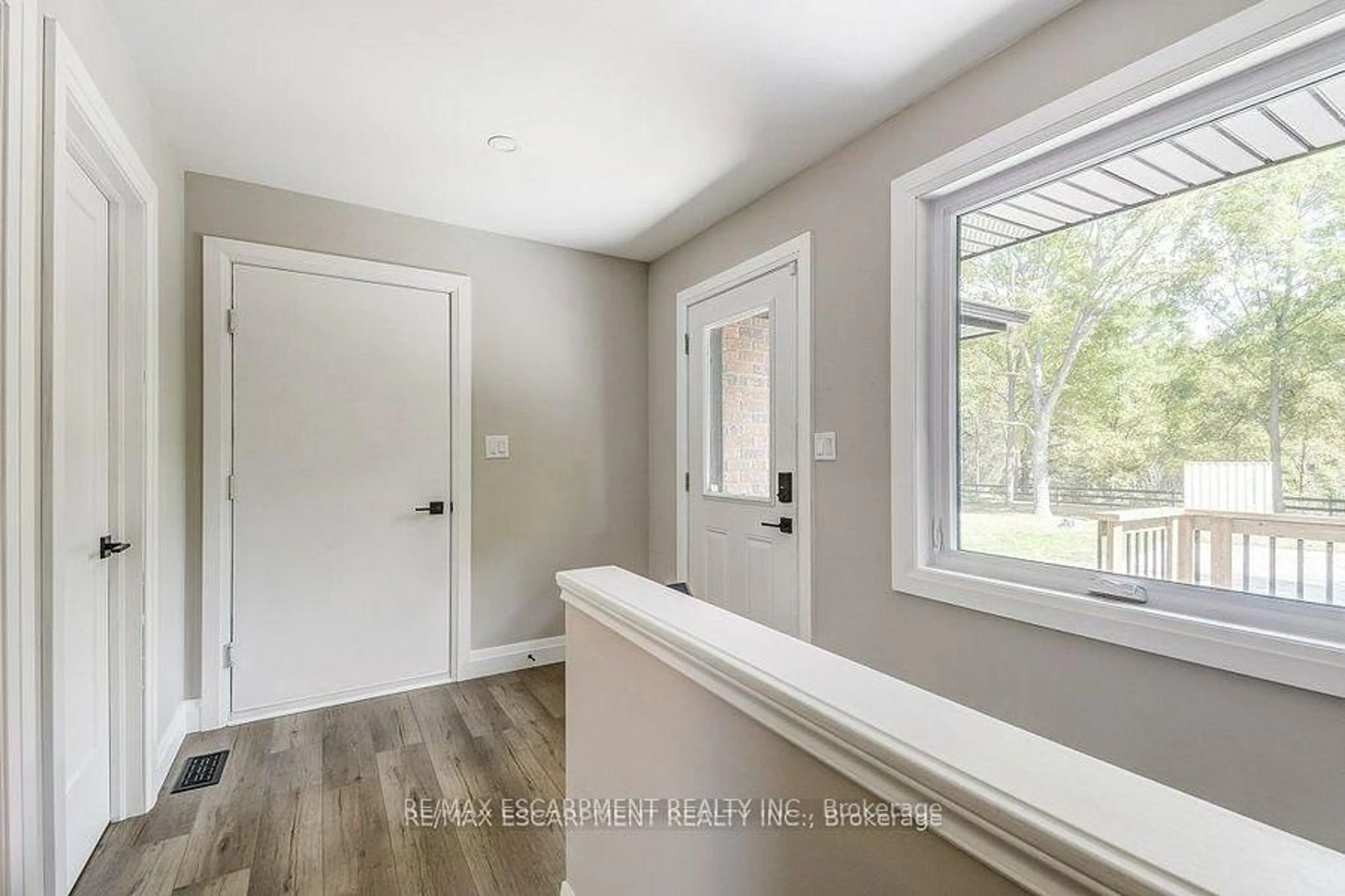 Indoor entryway for 542 Paris Rd, Brant Ontario N3L 3E1