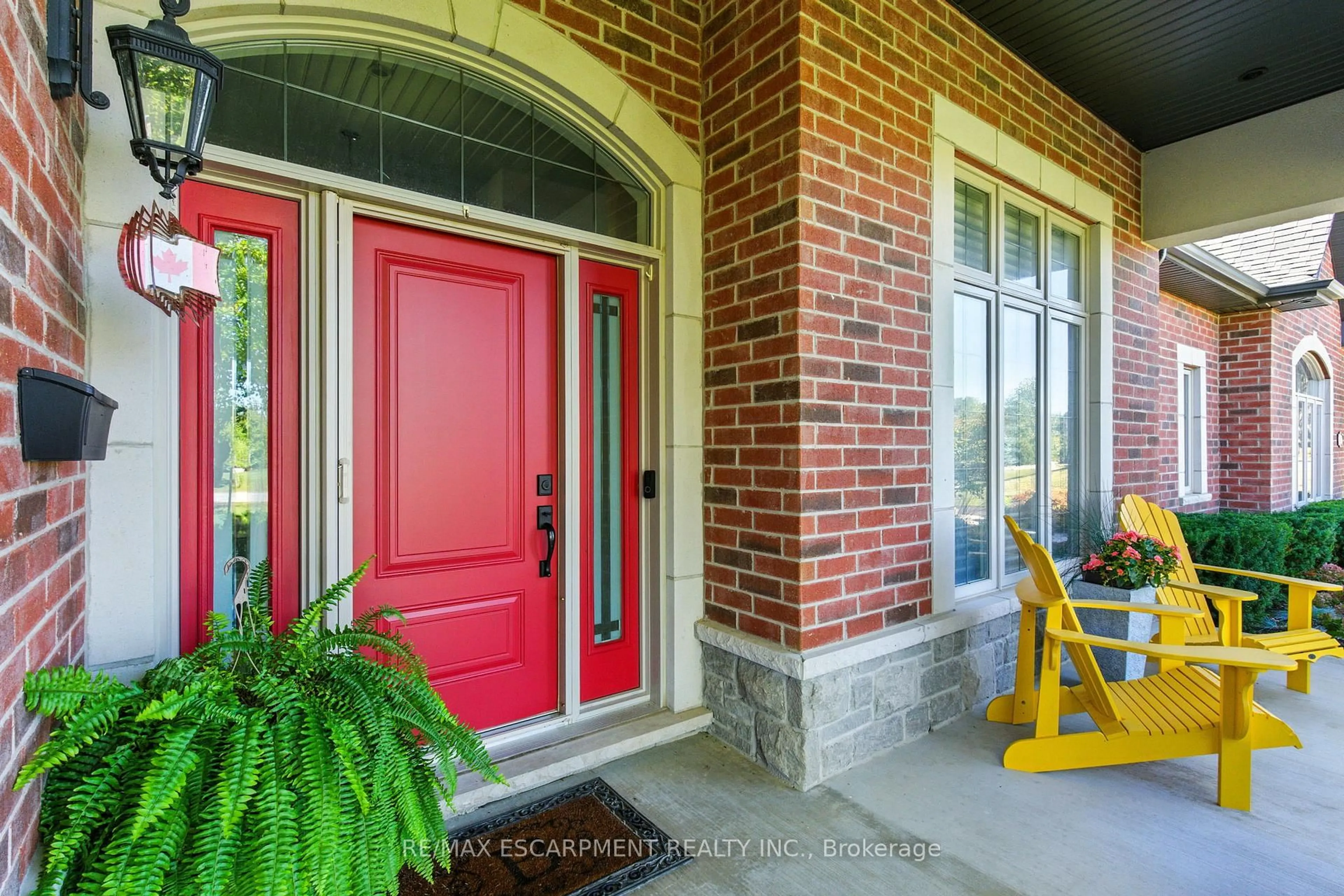 Indoor entryway for 41 Shakespeare Rd, Hamilton Ontario L9H 7R5