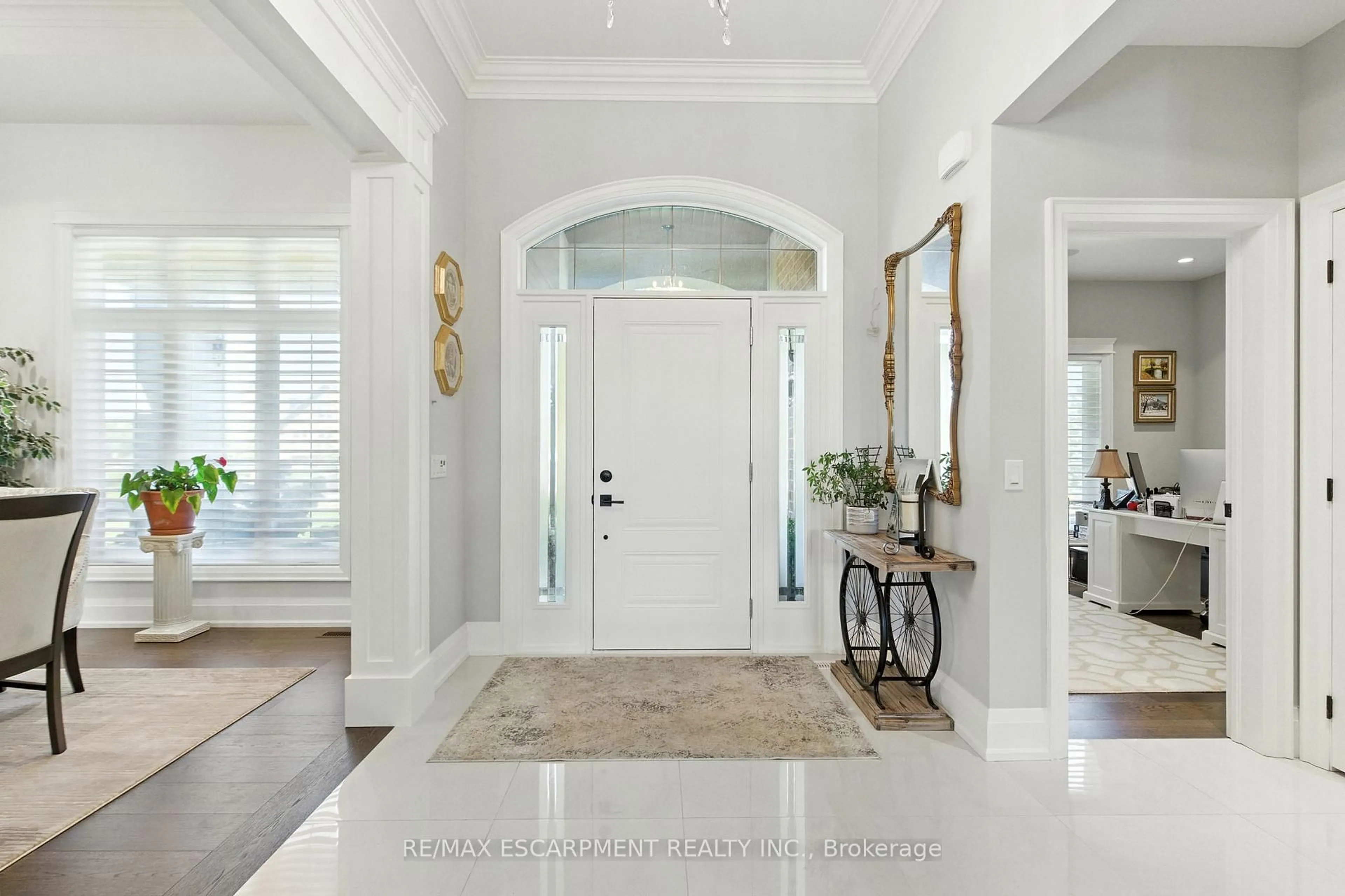 Indoor entryway for 41 Shakespeare Rd, Hamilton Ontario L9H 7R5