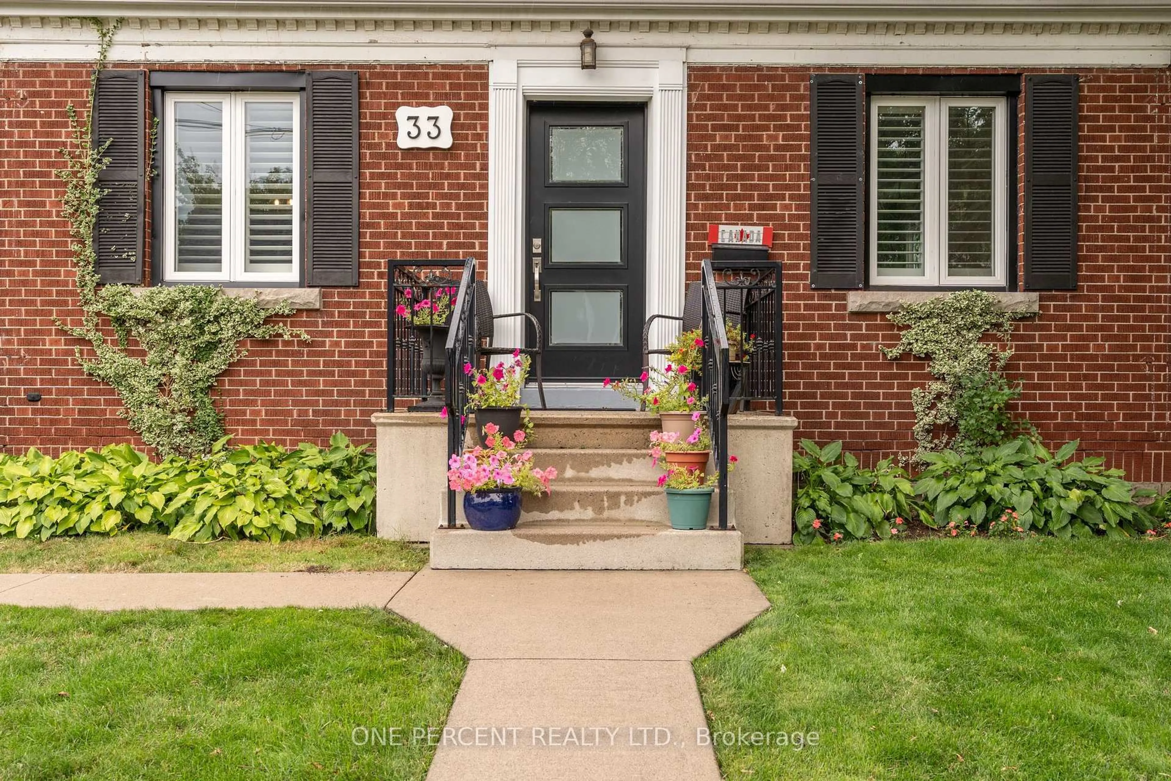 Indoor entryway for 33 East 12th St, Hamilton Ontario L9A 3X2