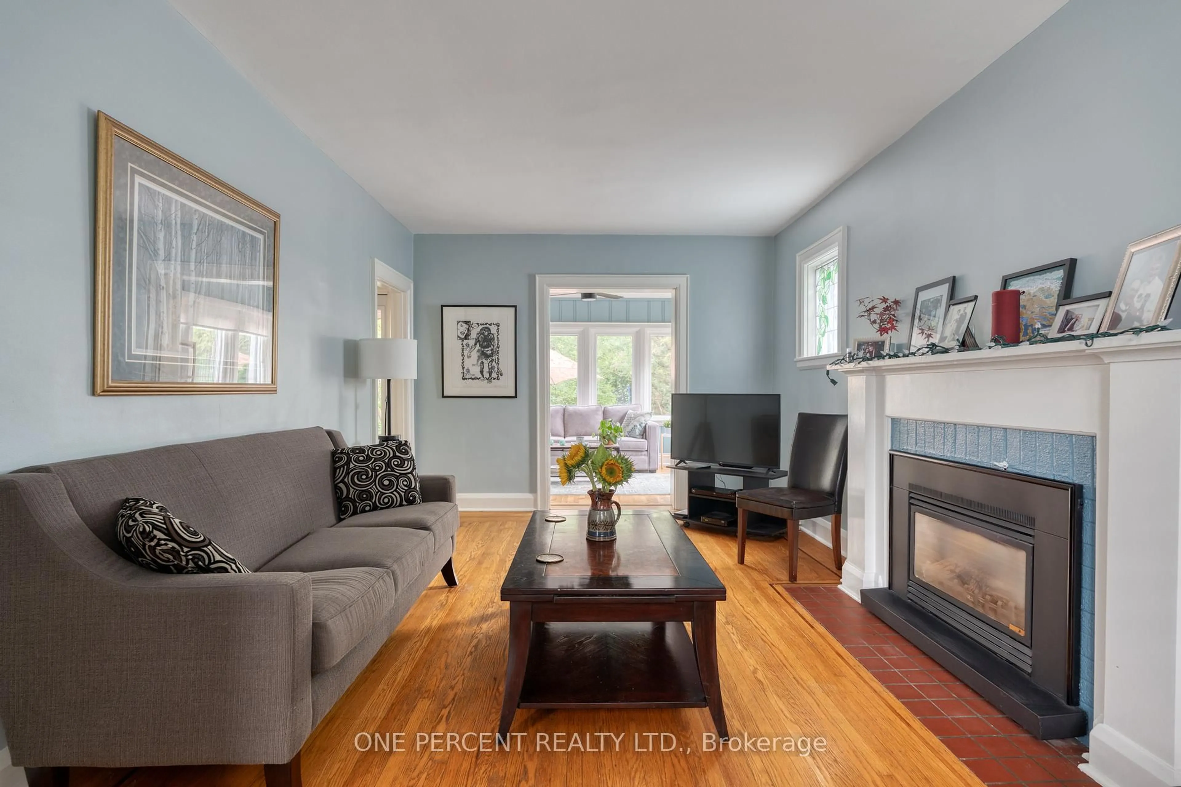 Living room with furniture, wood/laminate floor for 33 East 12th St, Hamilton Ontario L9A 3X2