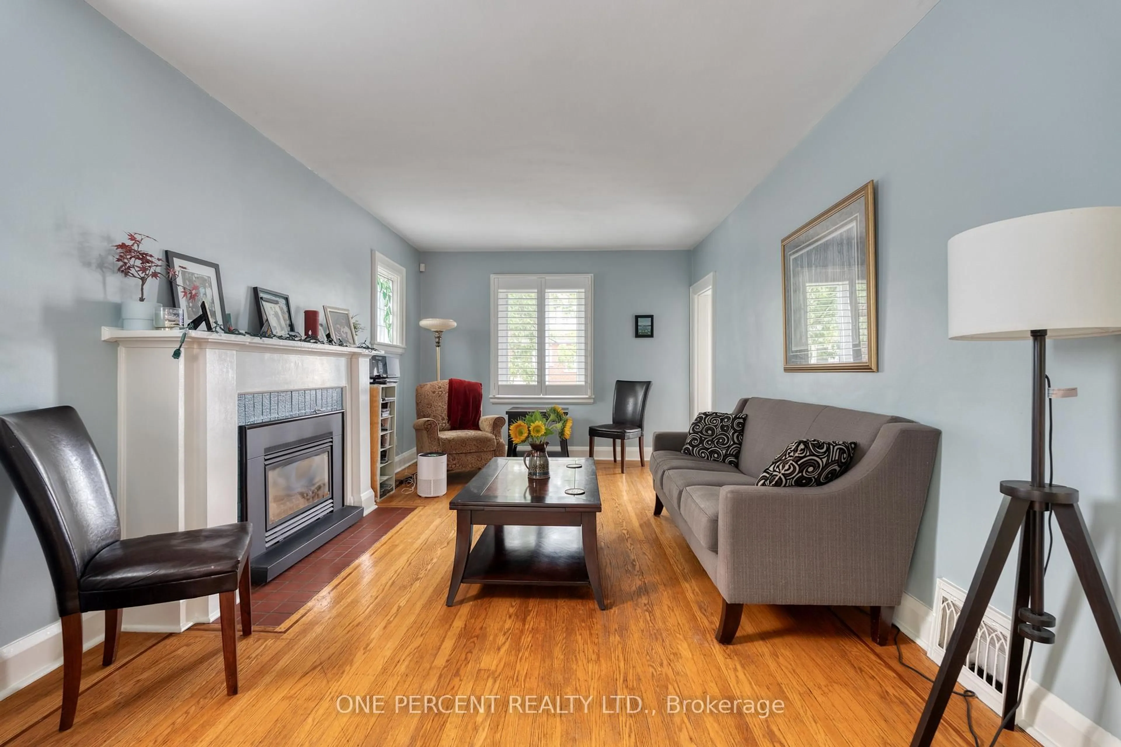 Living room with furniture, wood/laminate floor for 33 East 12th St, Hamilton Ontario L9A 3X2