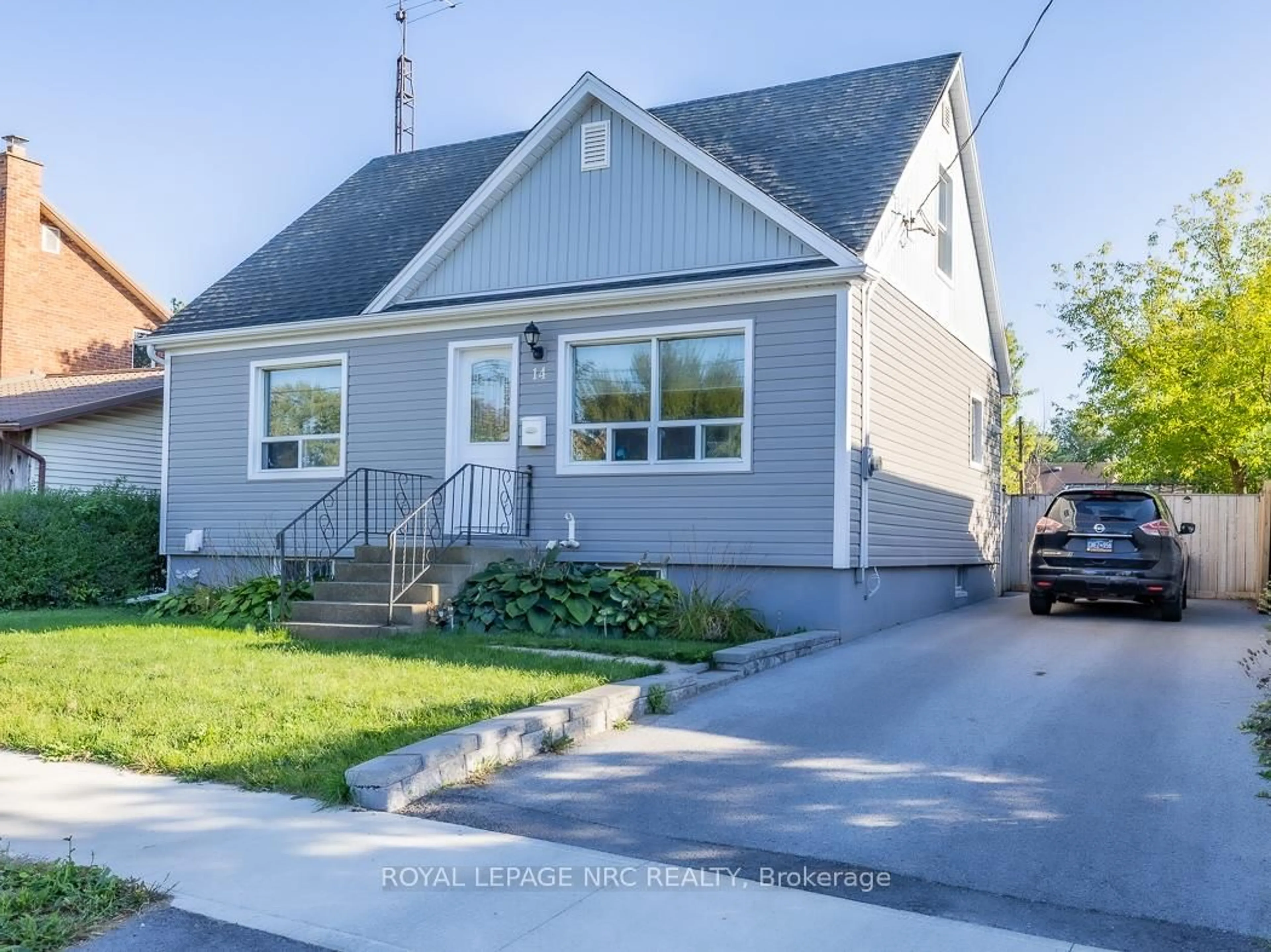 Home with vinyl exterior material, street for 14 Oakwood Ave, St. Catharines Ontario L2P 1L1