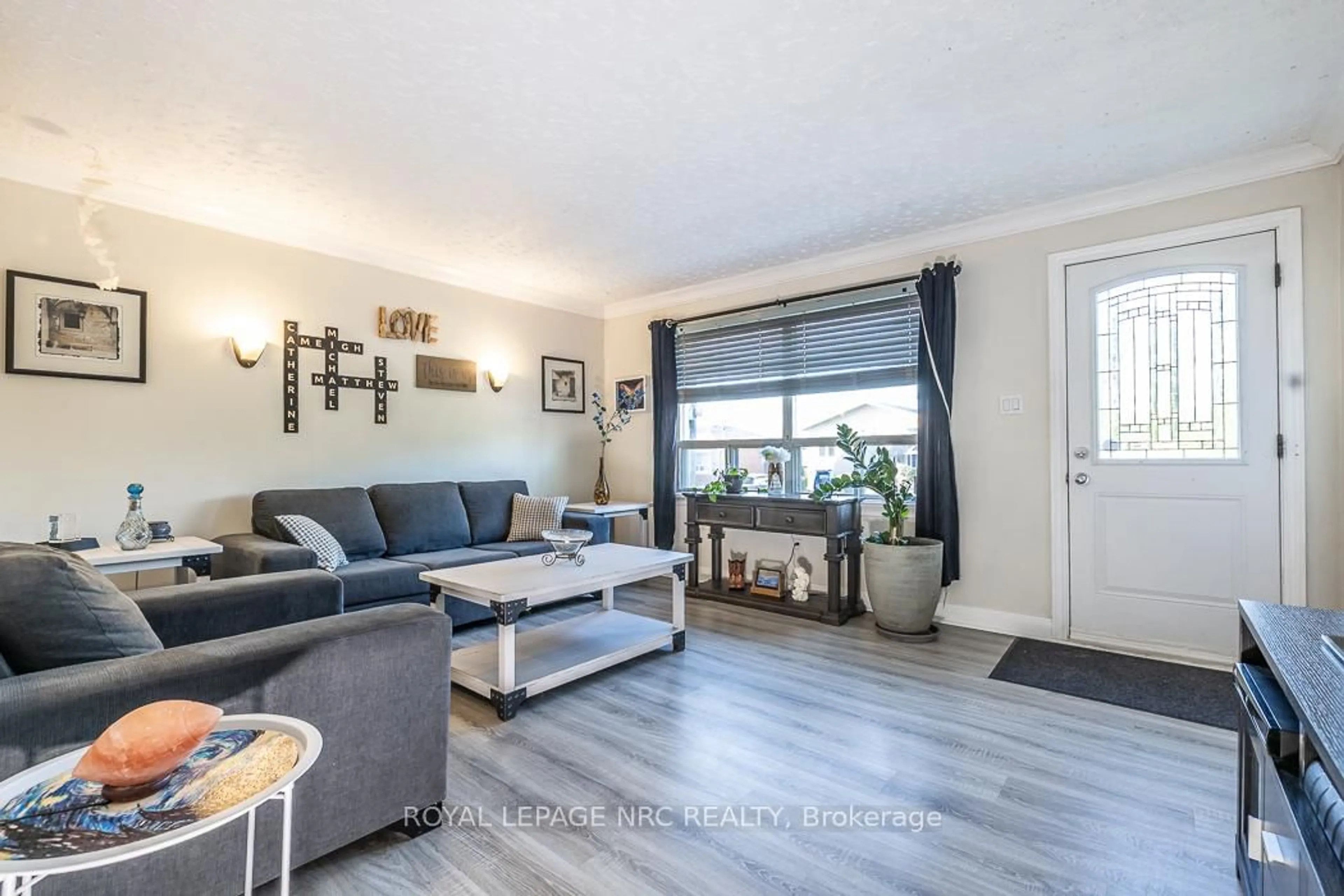 Living room with furniture, wood/laminate floor for 14 Oakwood Ave, St. Catharines Ontario L2P 1L1