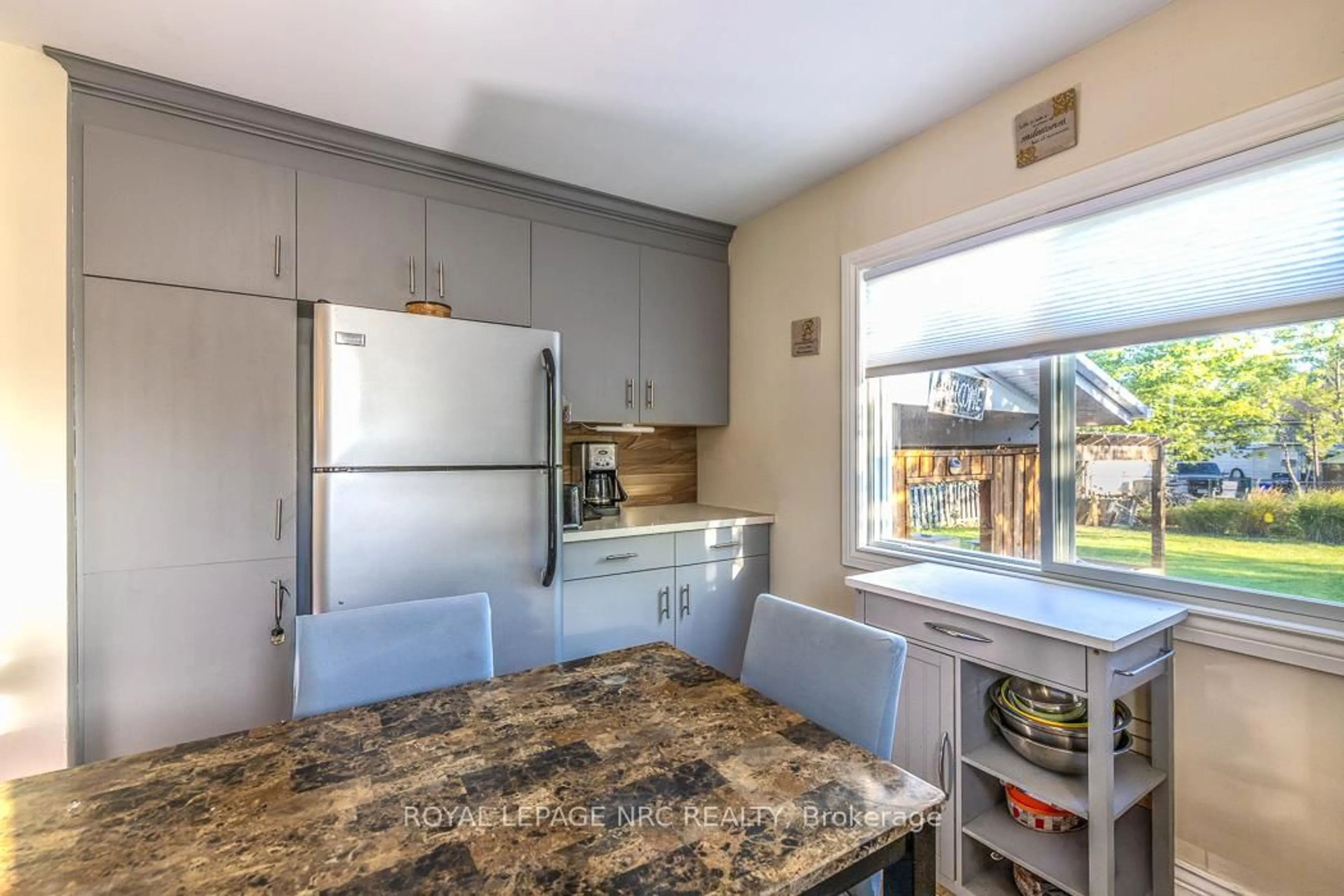 Standard kitchen, unknown for 14 Oakwood Ave, St. Catharines Ontario L2P 1L1
