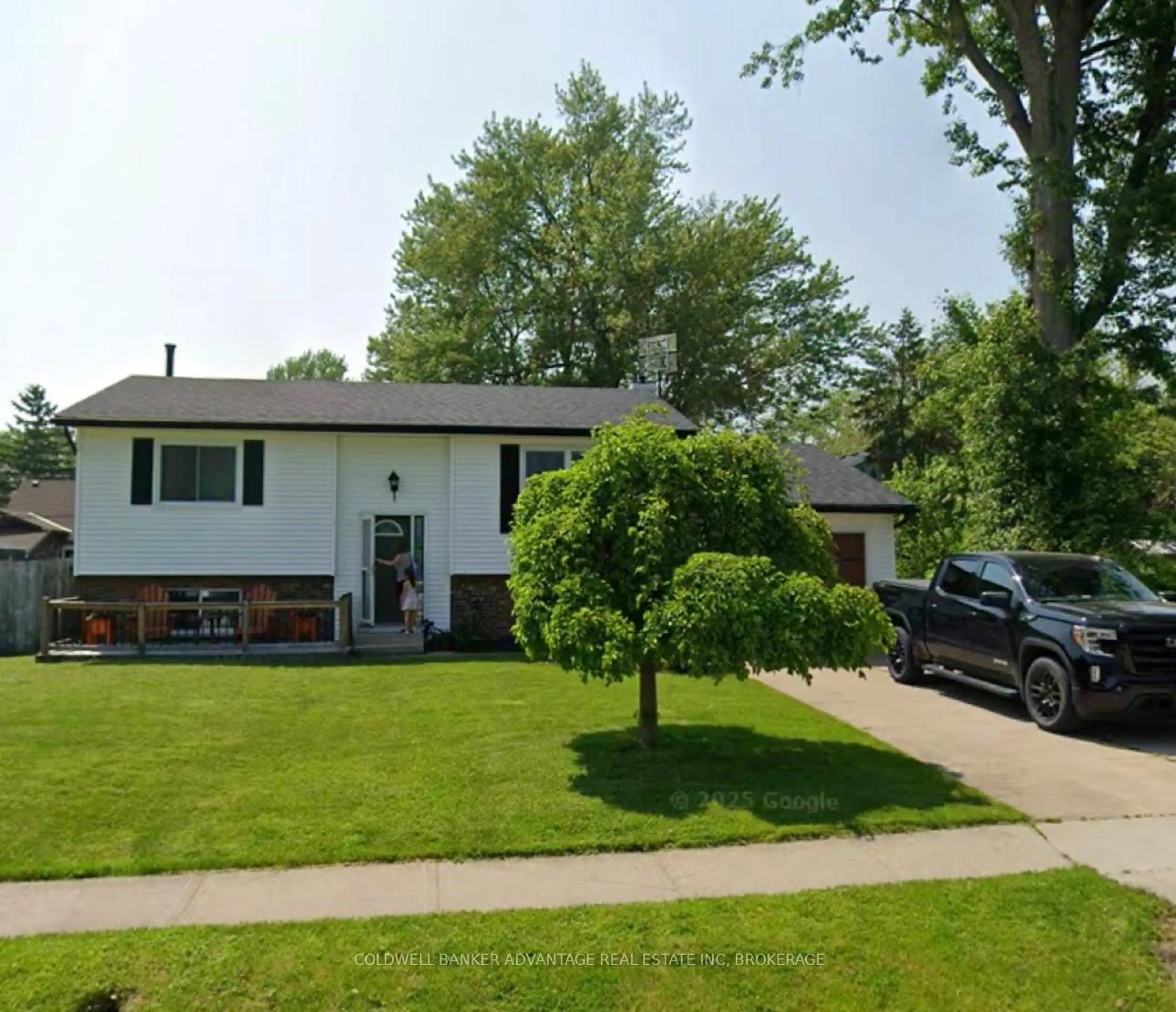 Home with vinyl exterior material, street for 697 Ferndale Ave, Fort Erie Ontario L2A 5C7