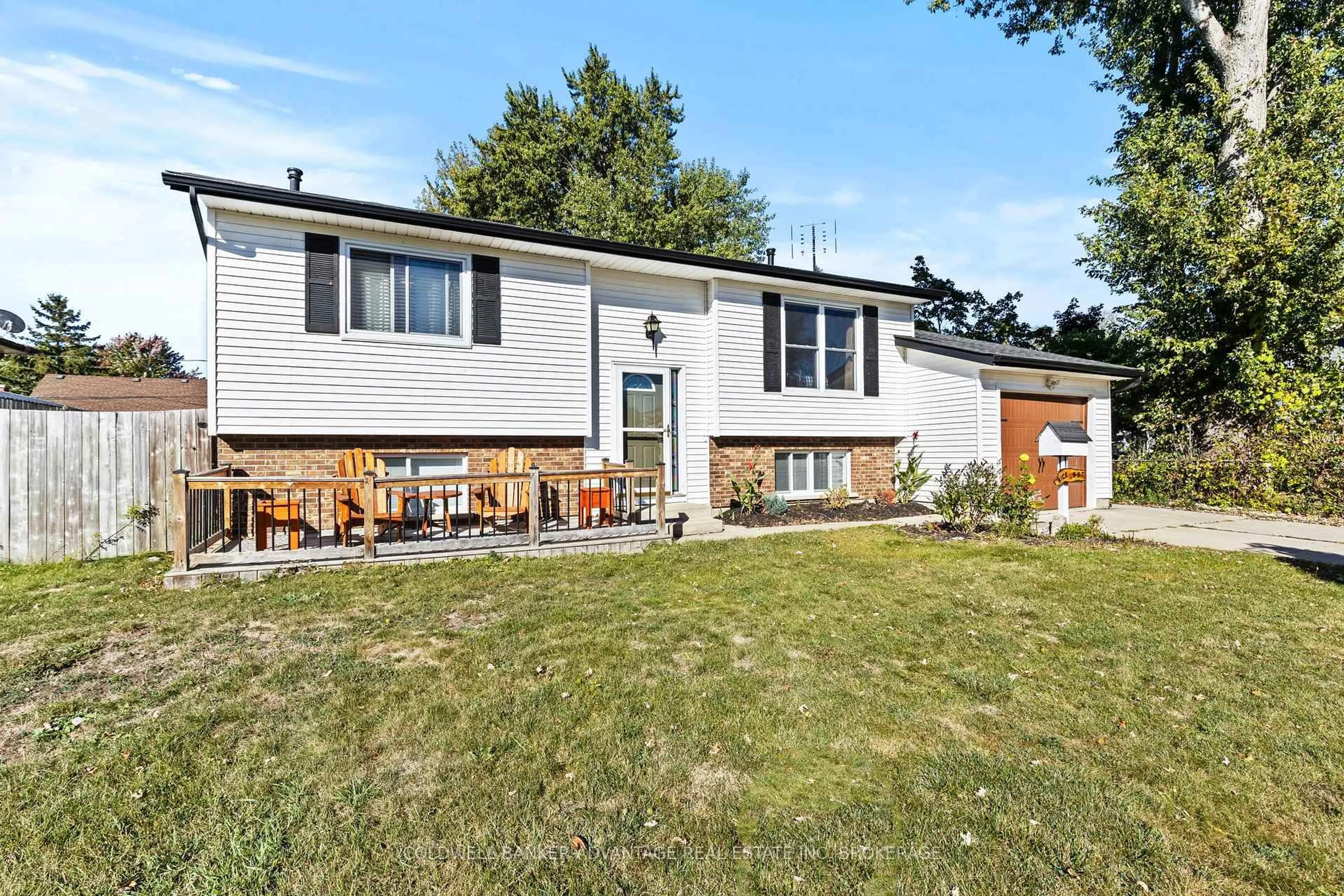 Home with vinyl exterior material, street for 697 Ferndale Ave, Fort Erie Ontario L2A 5C7