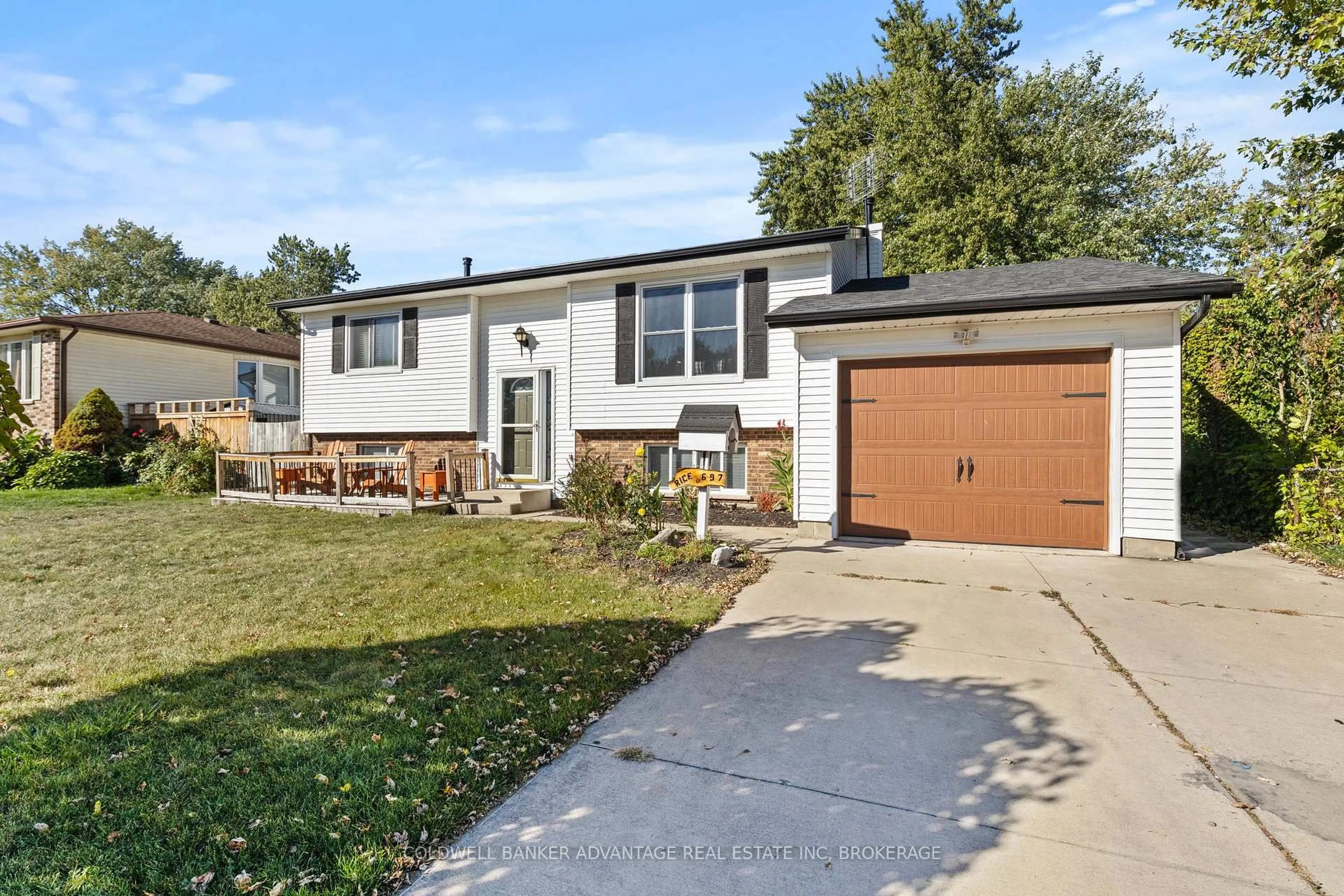 Home with vinyl exterior material, street for 697 Ferndale Ave, Fort Erie Ontario L2A 5C7