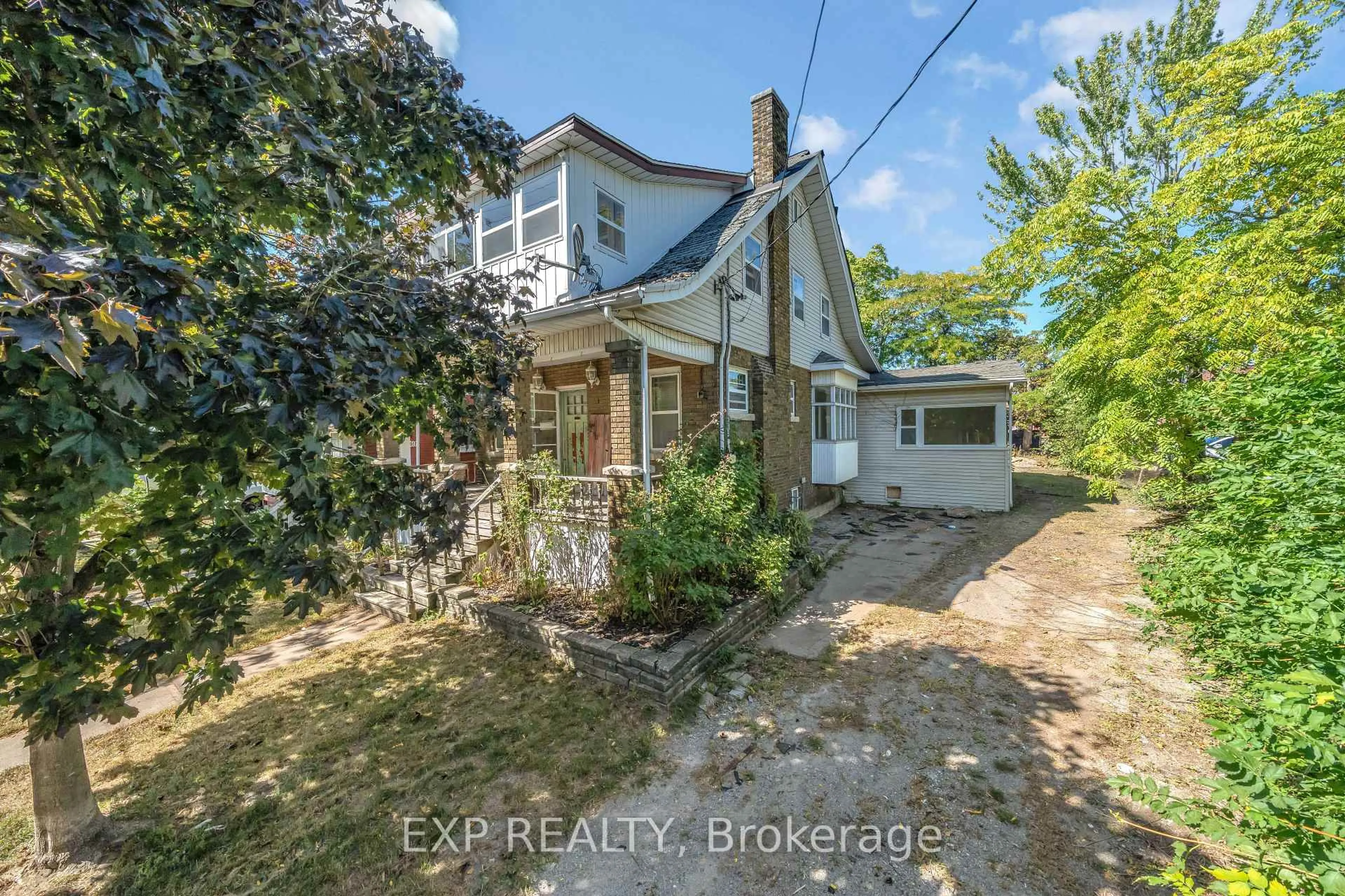 A pic from outside/outdoor area/front of a property/back of a property/a pic from drone, street for 290 Division St, Welland Ontario L3B 4A4