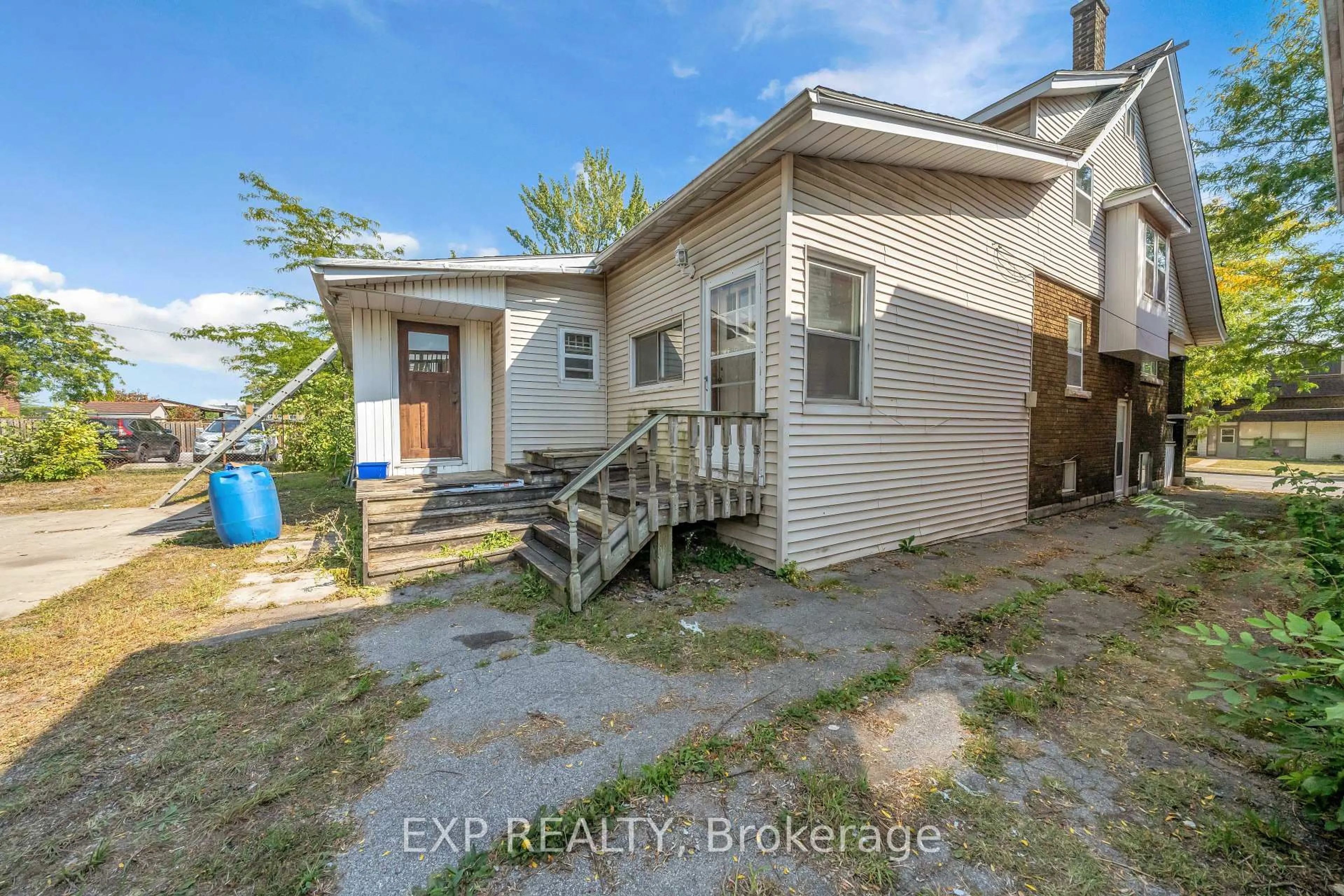 A pic from outside/outdoor area/front of a property/back of a property/a pic from drone, unknown for 290 Division St, Welland Ontario L3B 4A4