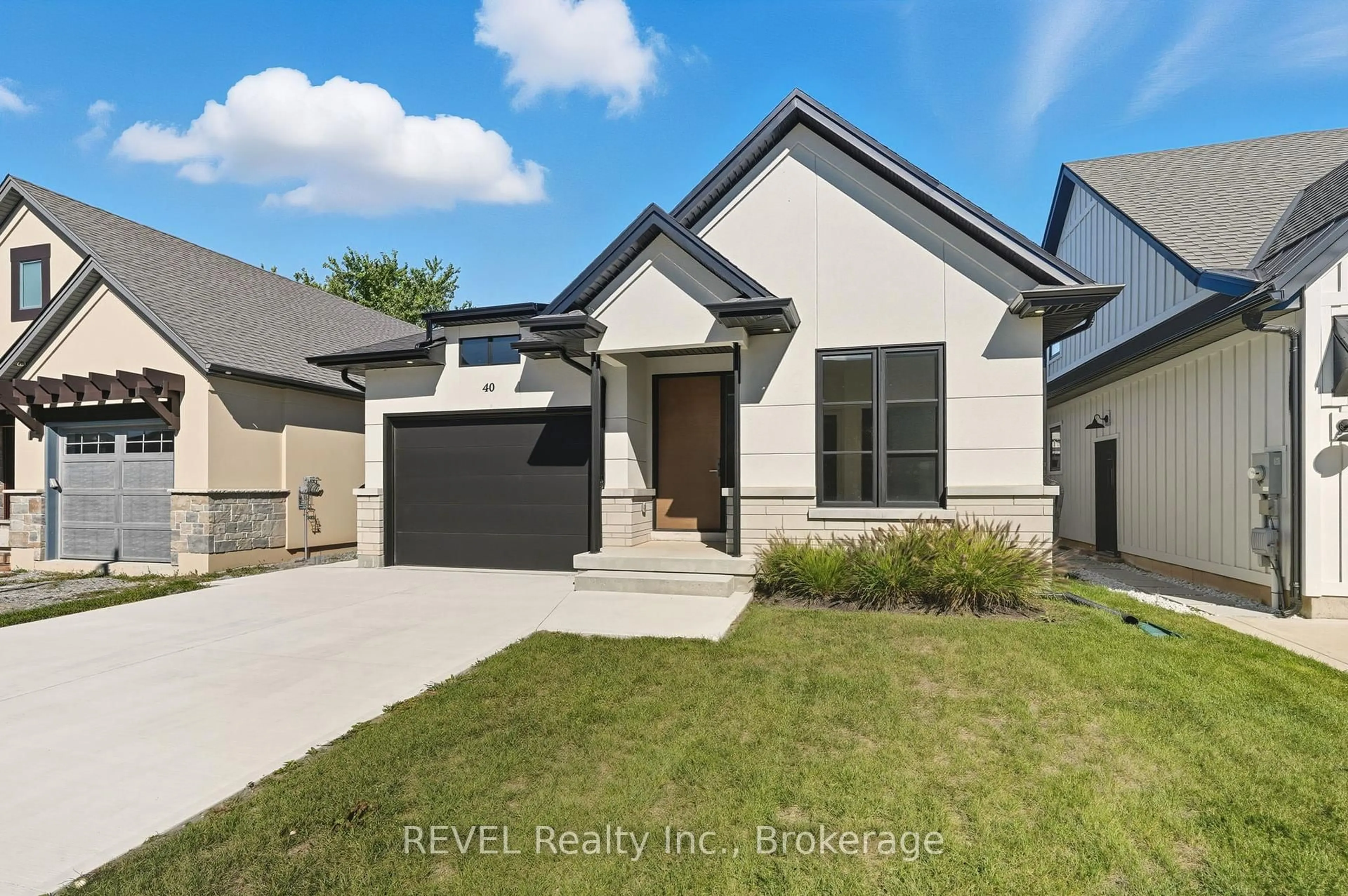 Home with vinyl exterior material, street for 40 IVY Cres, Thorold Ontario L2V 0J9