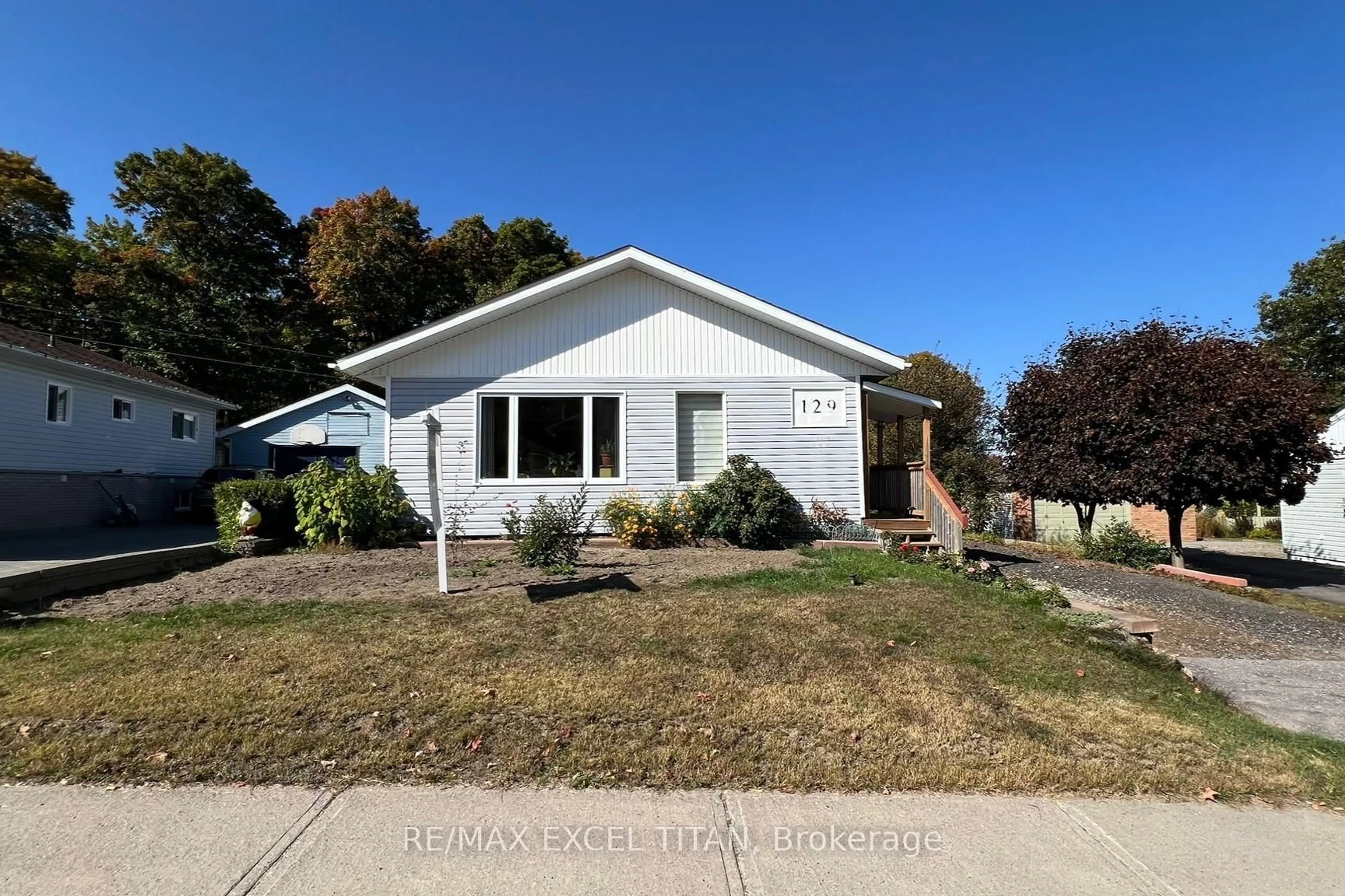 Home with vinyl exterior material, street for 129 Axmith Ave, Elliot Lake Ontario P5A 1B9
