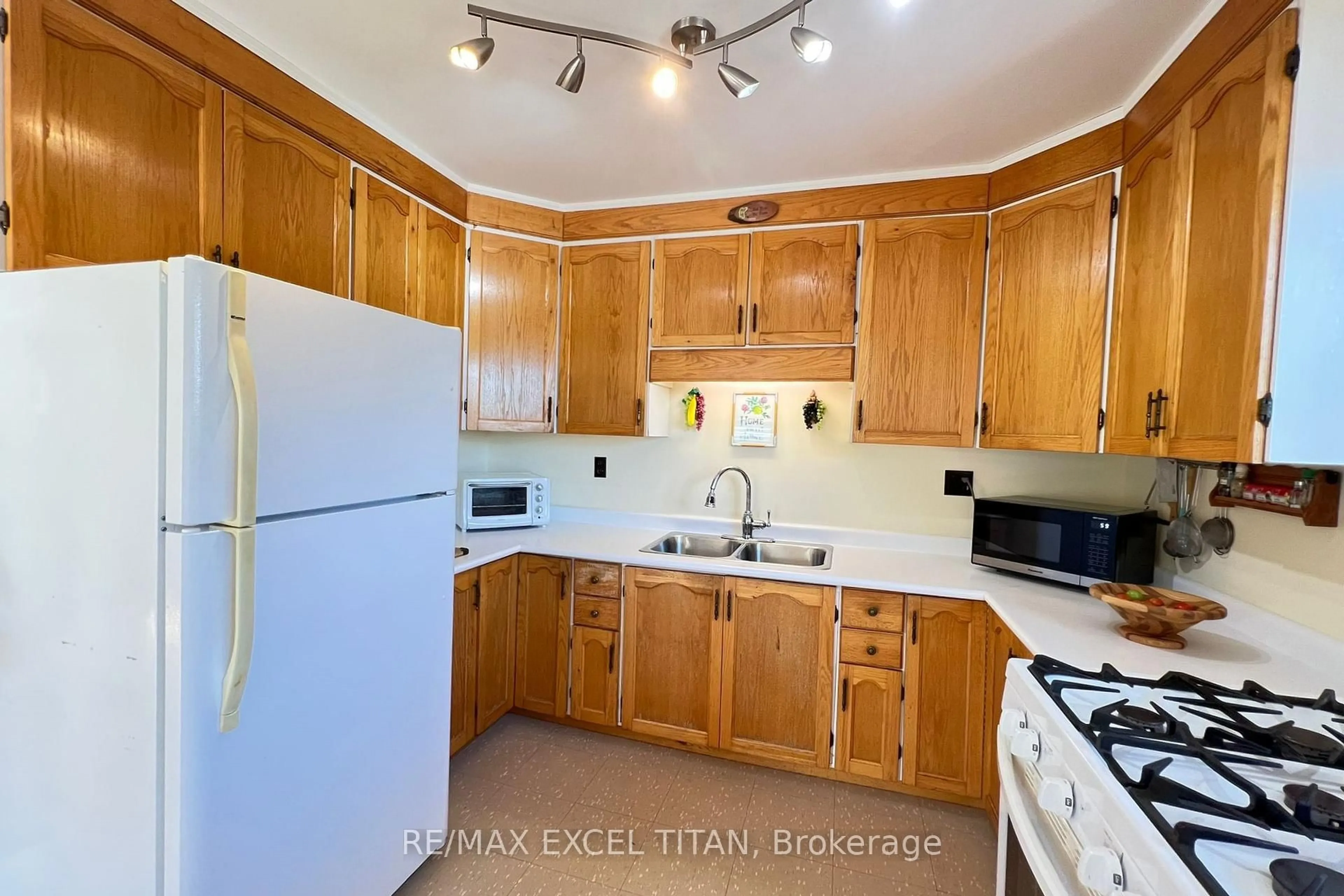 Standard kitchen, ceramic/tile floor for 129 Axmith Ave, Elliot Lake Ontario P5A 1B9
