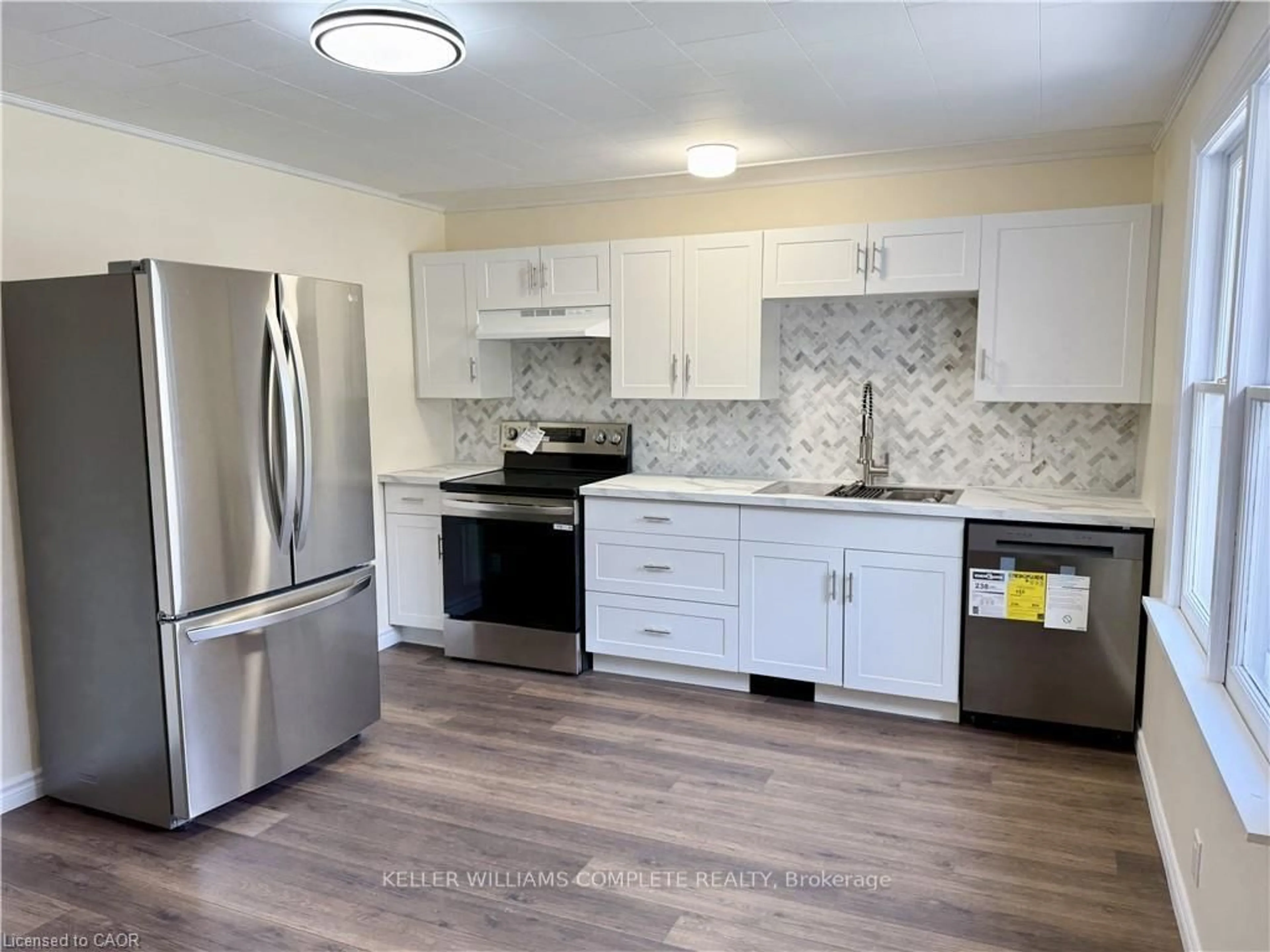 Standard kitchen, ceramic/tile floor for 648 Wallace St, Chatham-Kent Ontario N8A 1K5