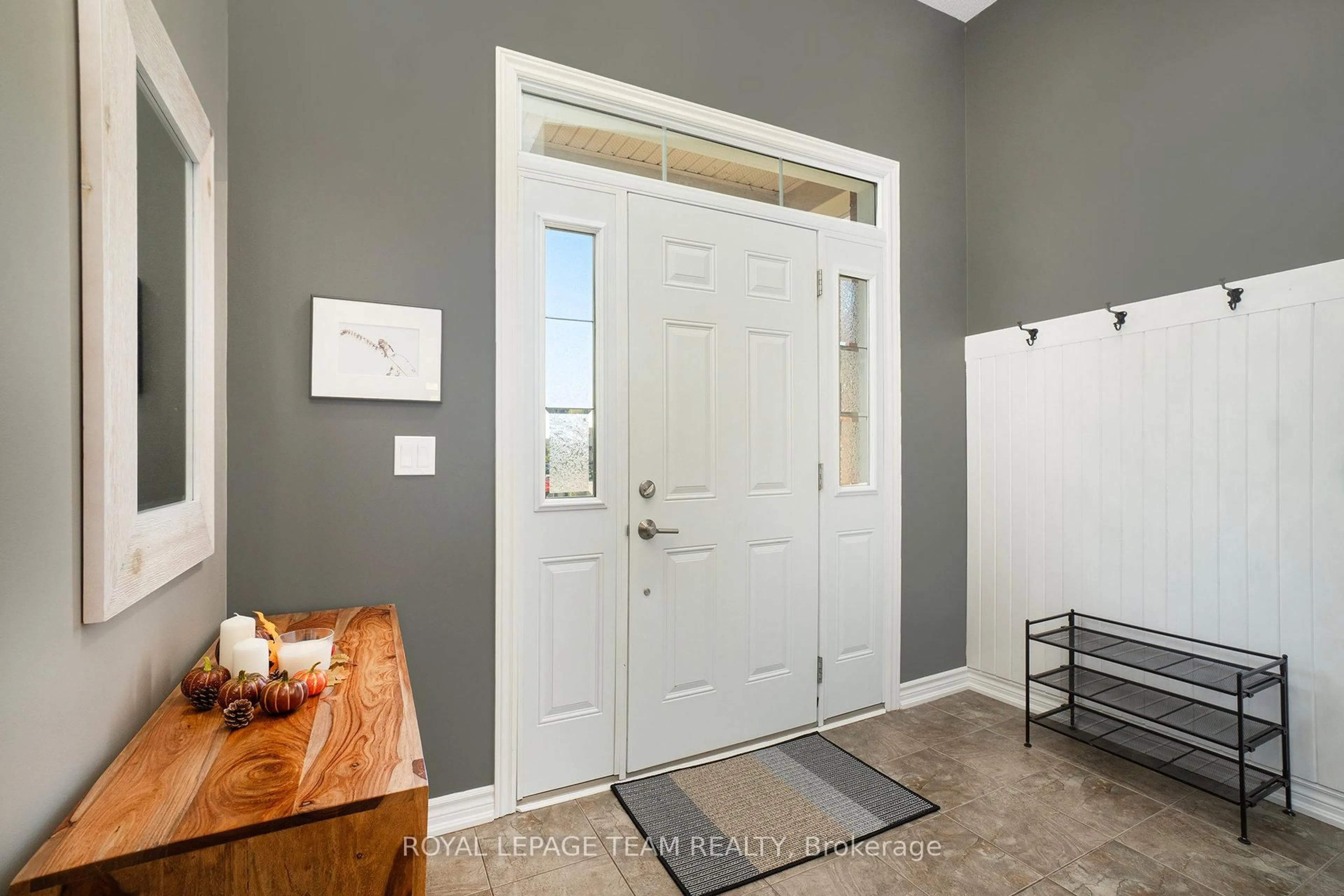 Indoor entryway for 369 Glenbrae Ave, Ottawa Ontario K2W 0C2