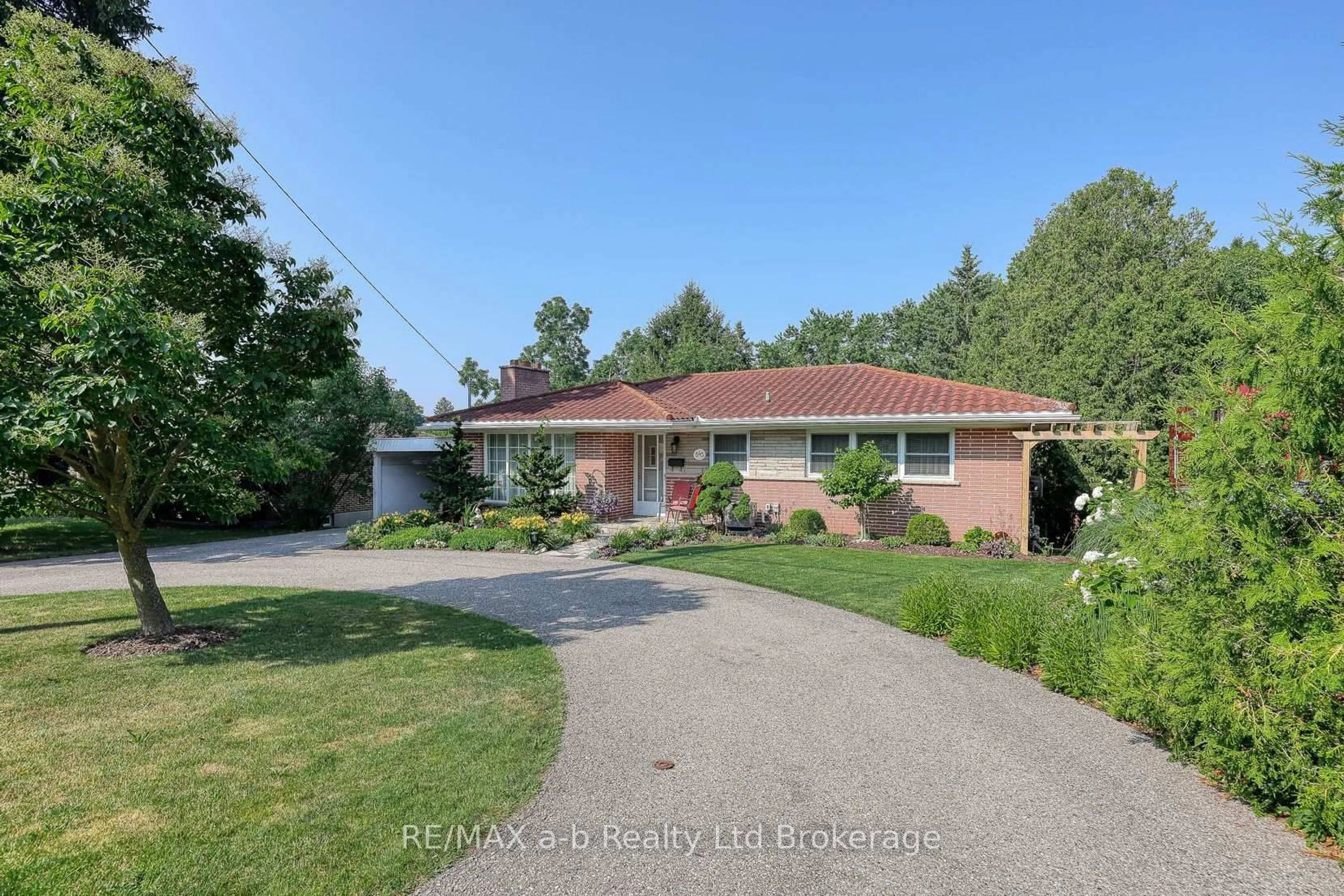 A pic from outside/outdoor area/front of a property/back of a property/a pic from drone, street for 543 Highland Dr, Woodstock Ontario N4S 5X1