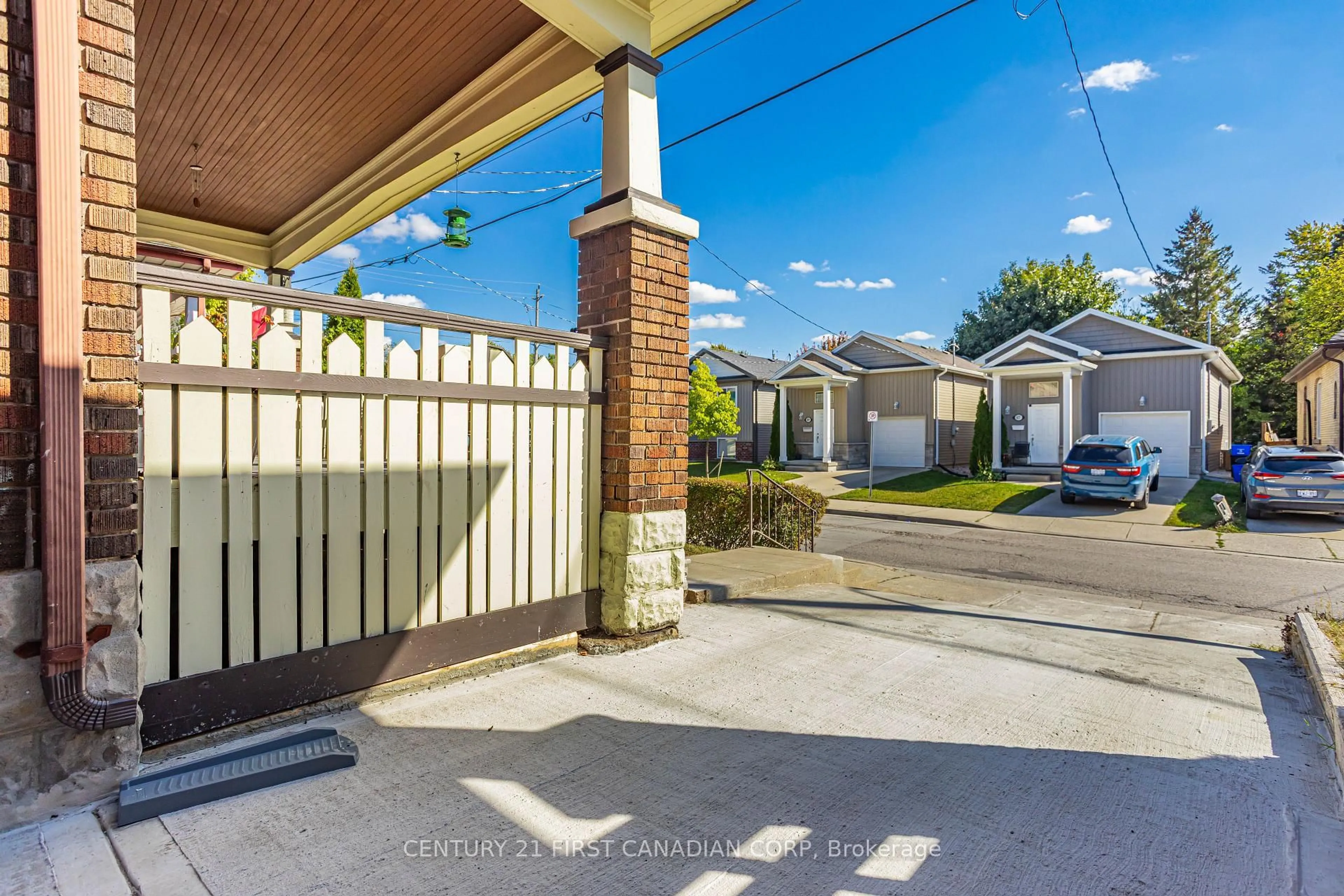 A pic from outside/outdoor area/front of a property/back of a property/a pic from drone, street for 872 Lovett St, London East Ontario N5Z 1N5