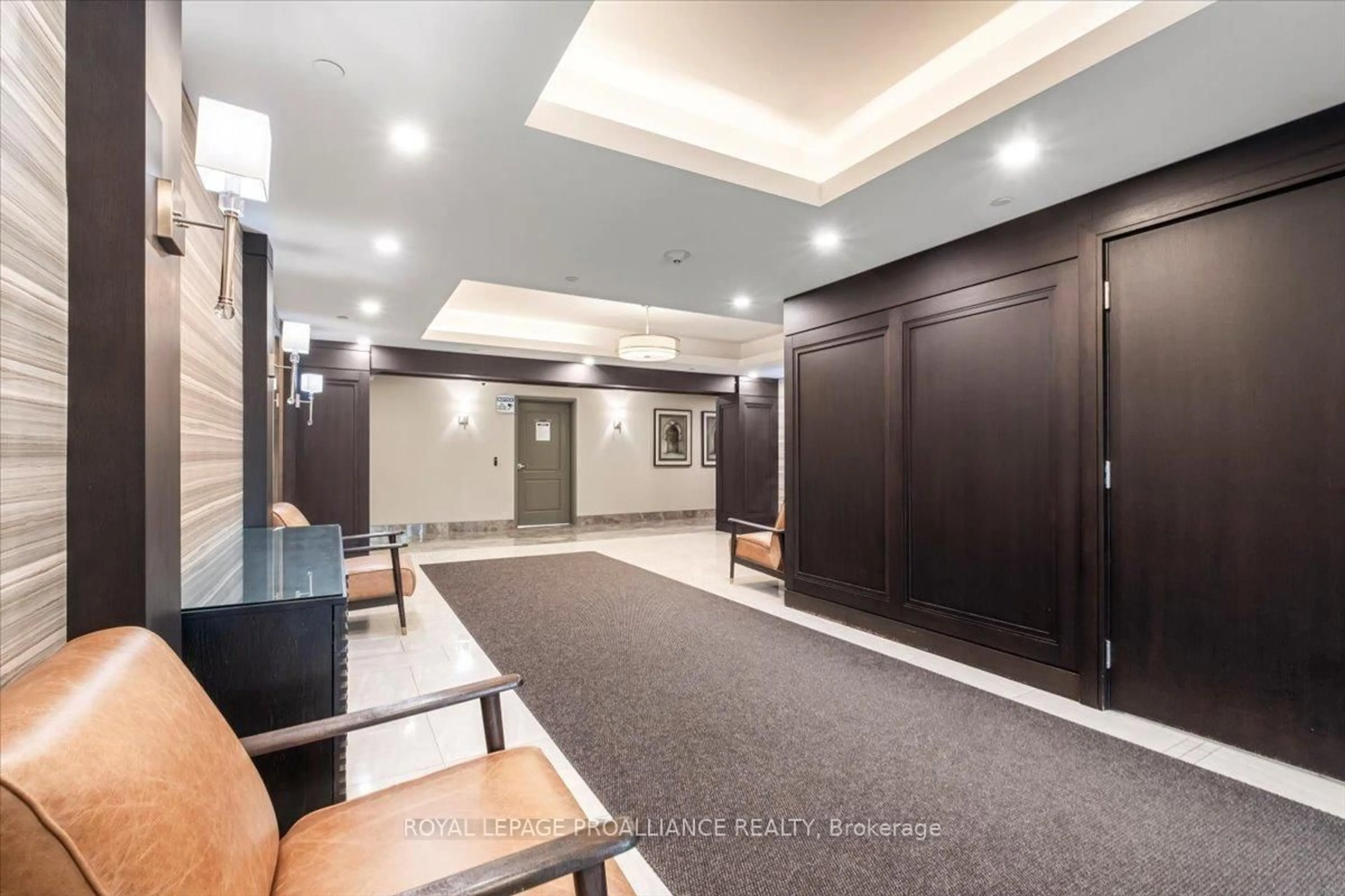 Indoor foyer for 125 Shoreview Pl #239, Hamilton Ontario L8E 0K3