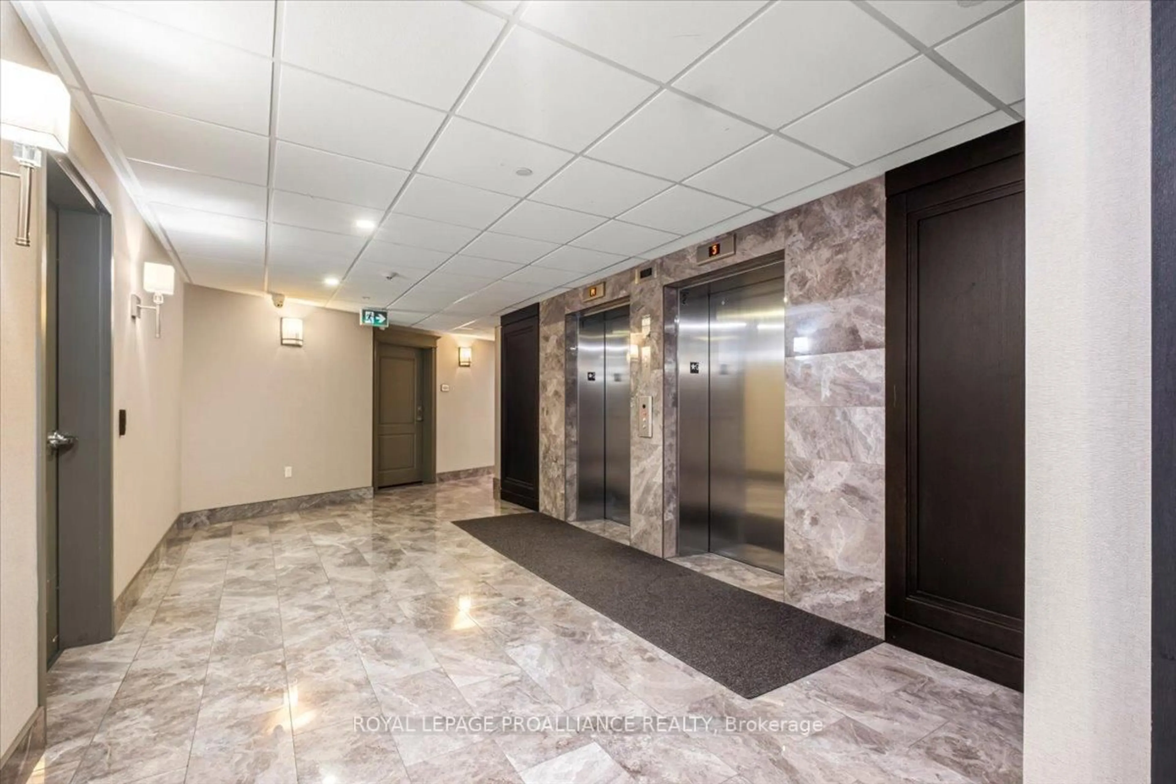 Indoor foyer for 125 Shoreview Pl #239, Hamilton Ontario L8E 0K3