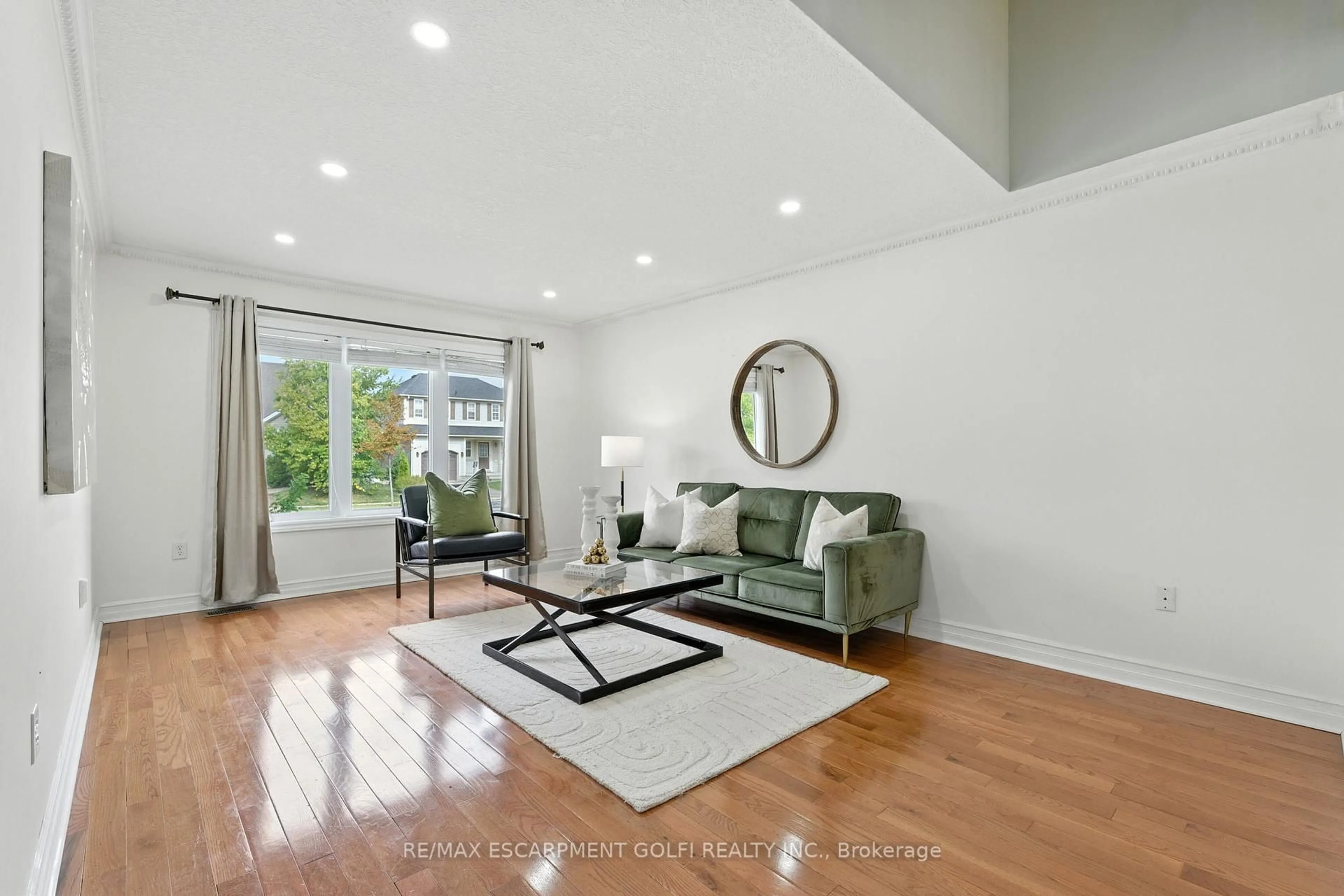 Living room with furniture, unknown for 47 GAYDON Way, Brantford Ontario N3T 6P7