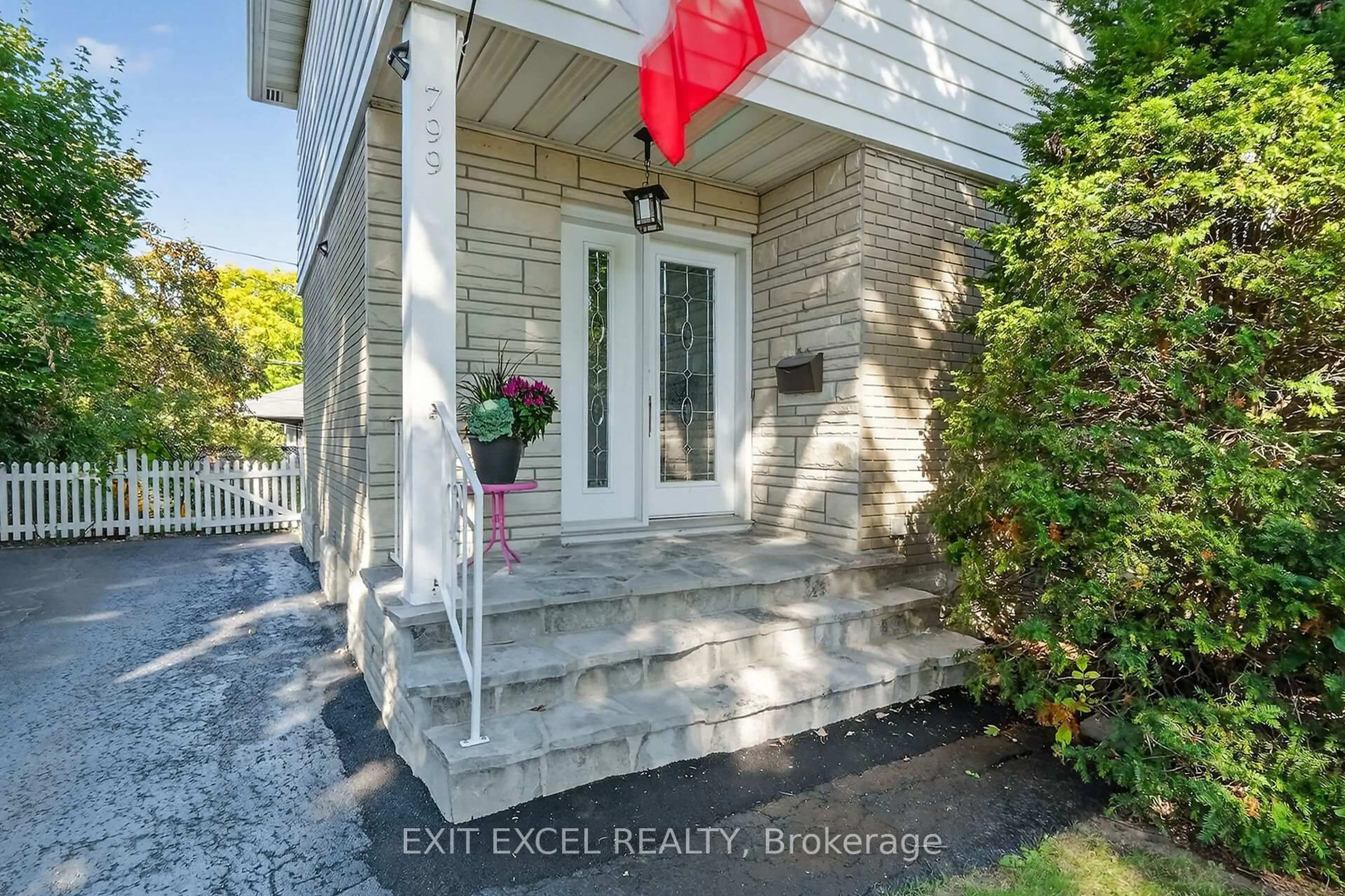 Indoor entryway for 799 Quinlan Rd, Ottawa Ontario K1G 1R8