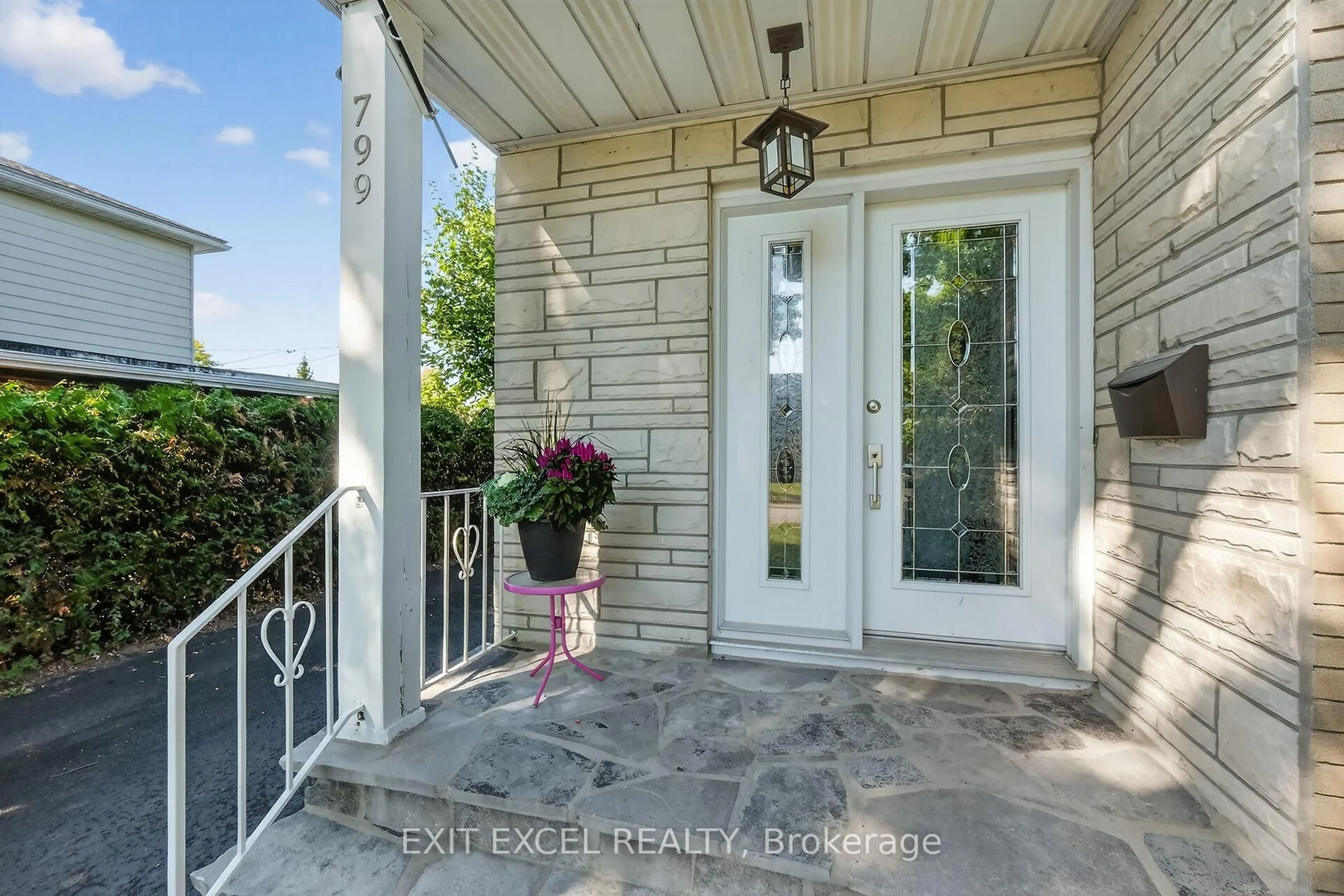 Indoor entryway for 799 Quinlan Rd, Ottawa Ontario K1G 1R8