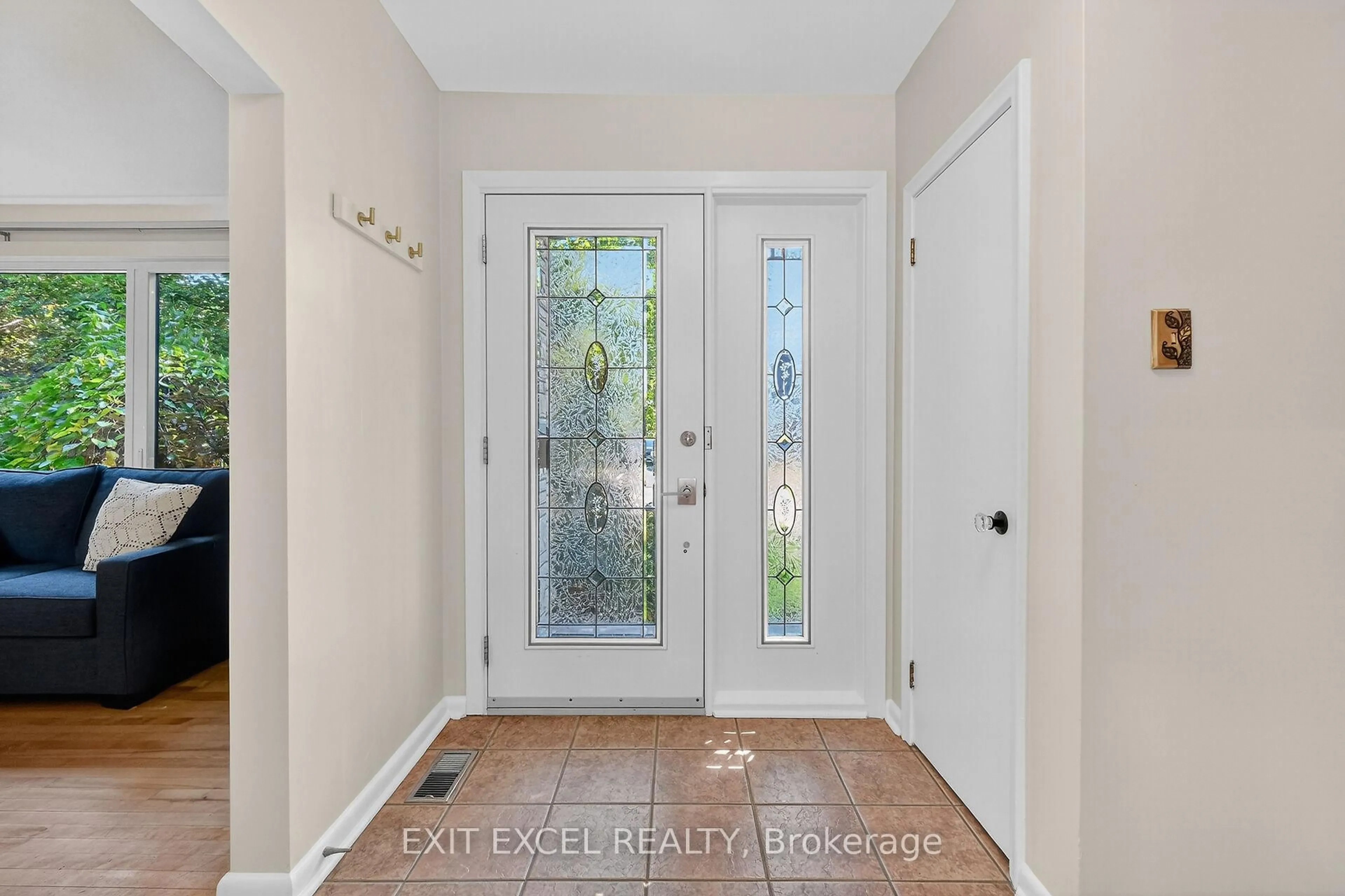 Indoor entryway for 799 Quinlan Rd, Ottawa Ontario K1G 1R8