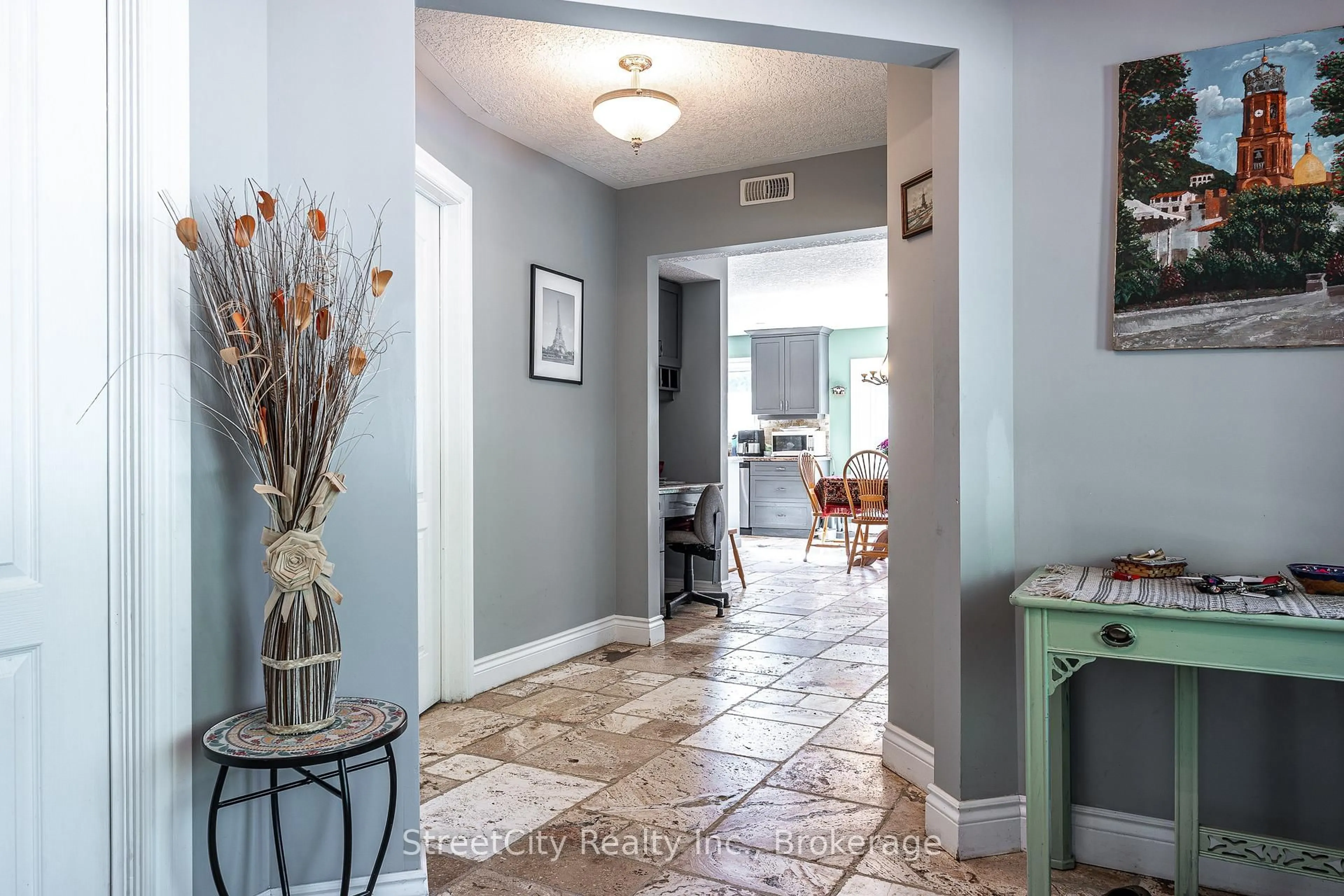 Indoor entryway for 4303 119 Highway, Perth East Ontario N5A 6S2