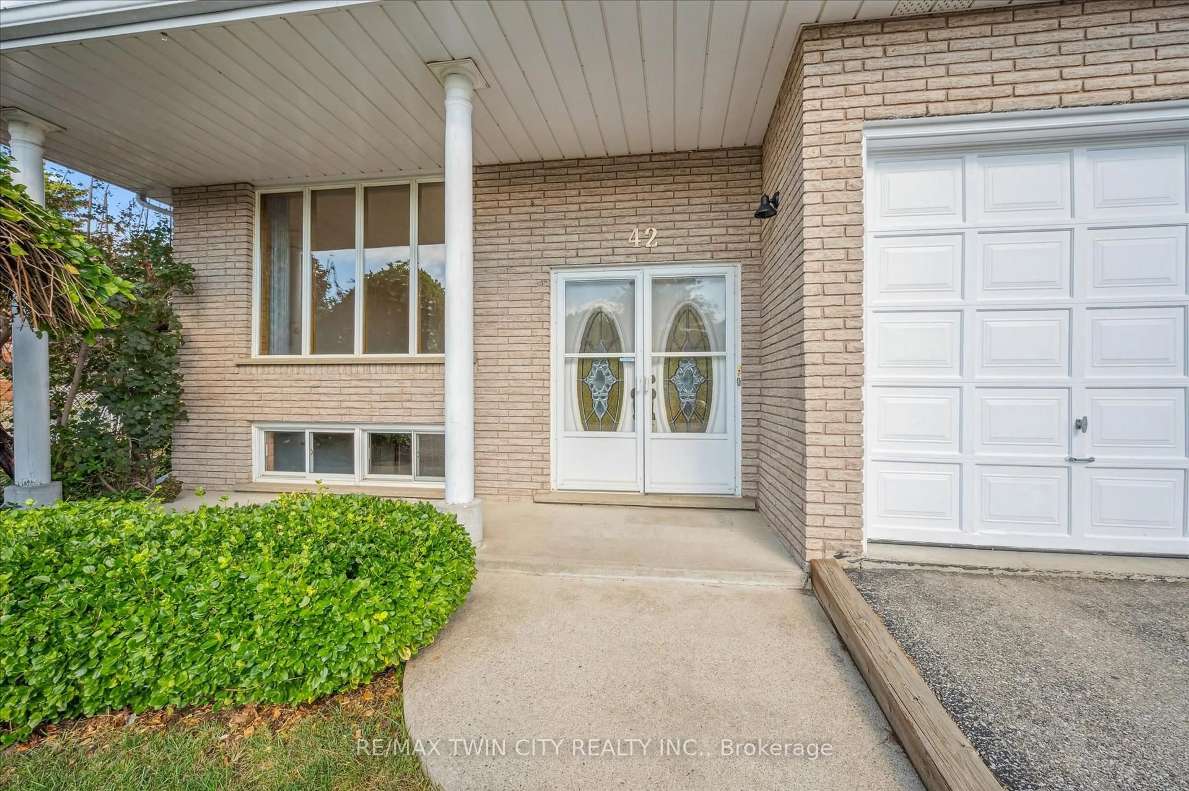 Indoor entryway for 42 Azores Cres, Cambridge Ontario N1R 7Z4